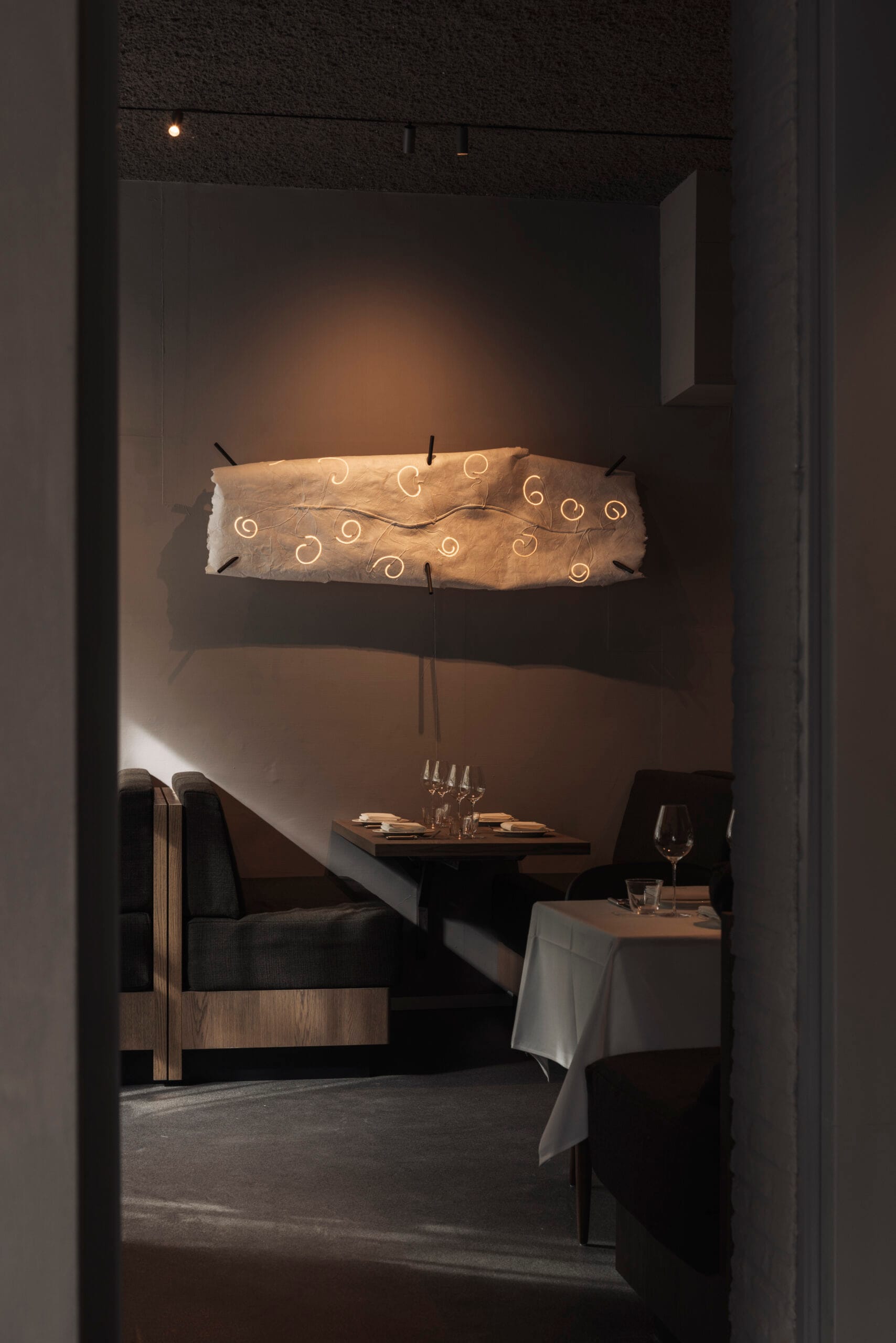 Een rustige zithoek in het interieur met comfortabel meubilair en zachte tinten