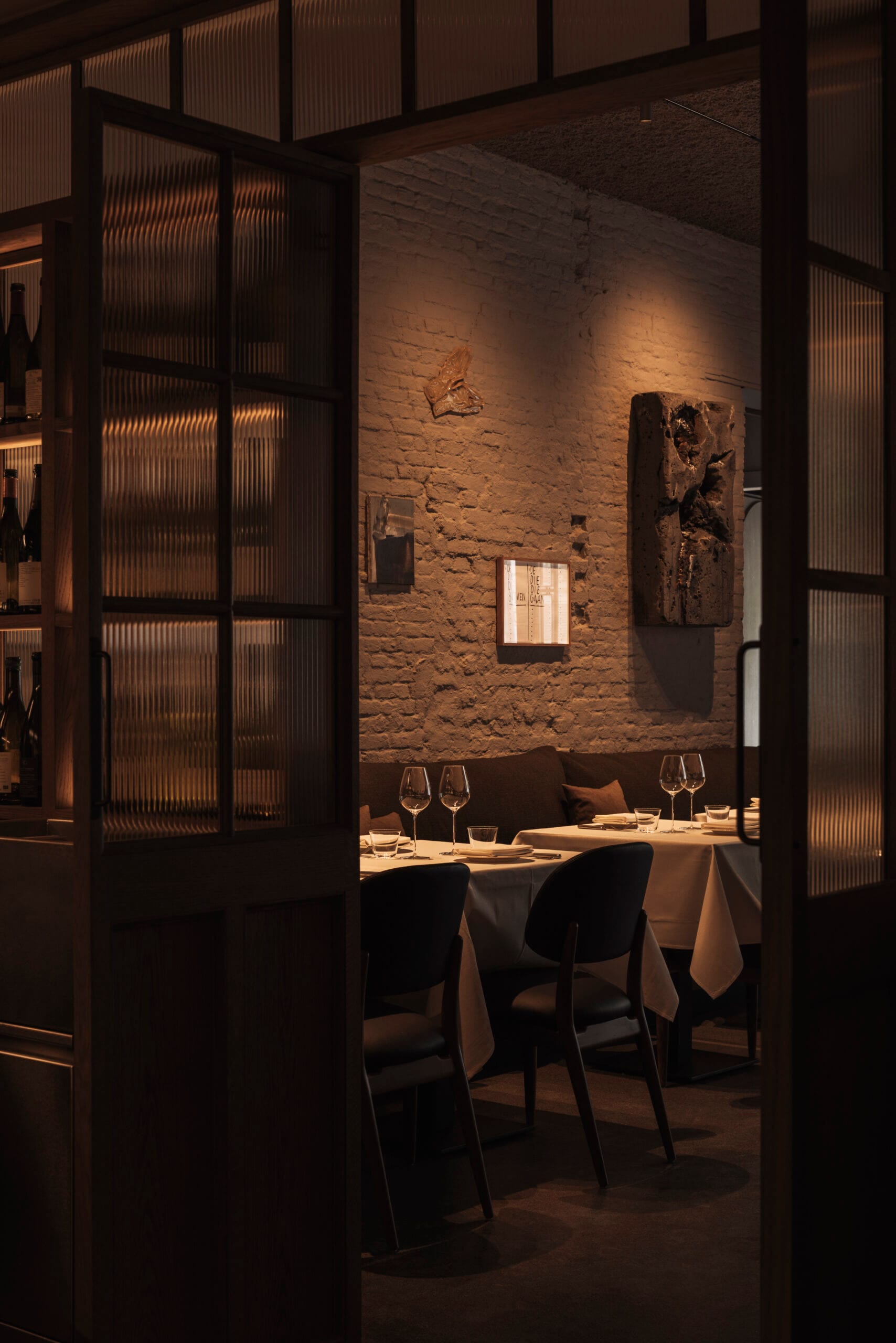 Doorkijkje door de sfeervolle en levendige eetzaal van Eldo
