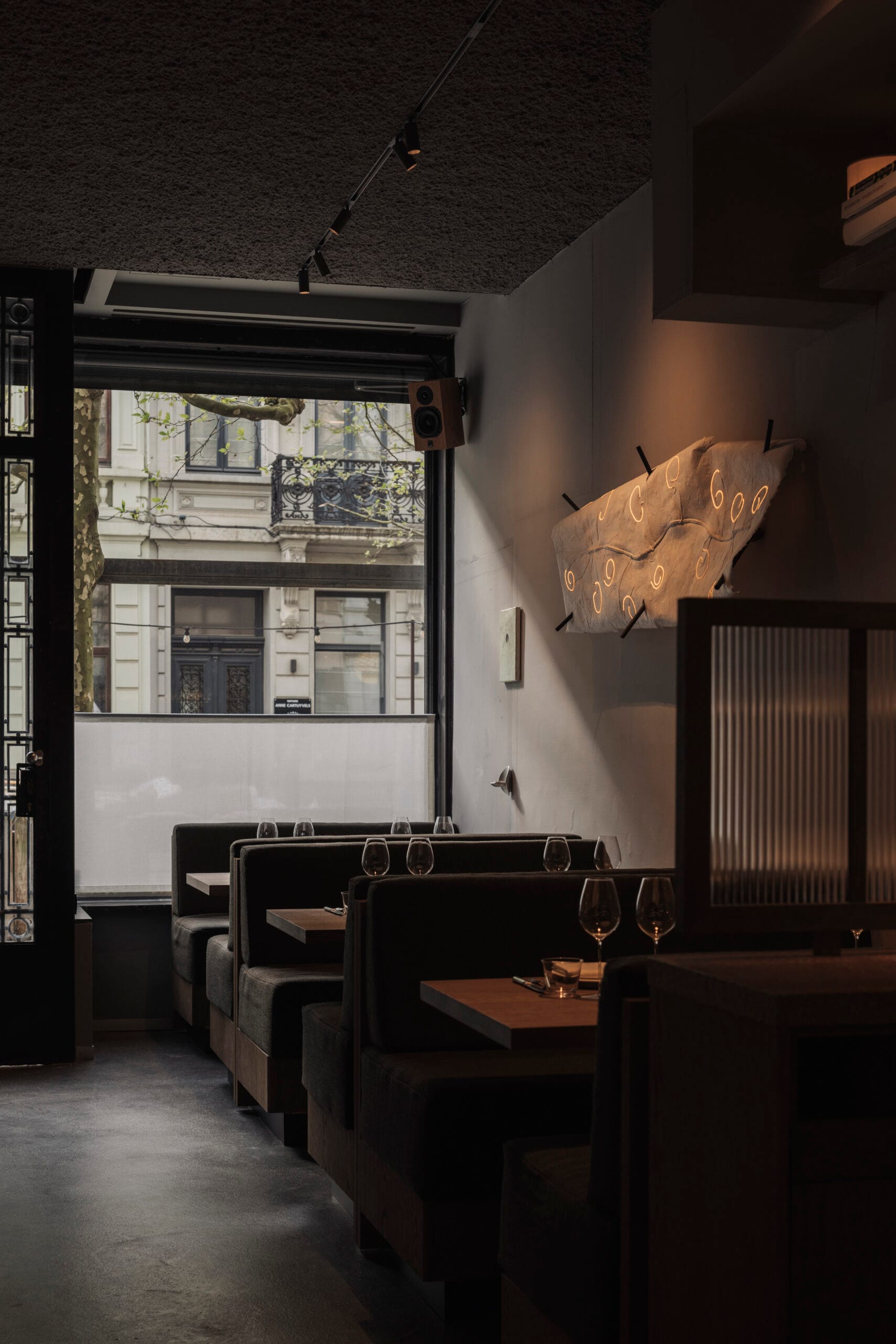 Een rustige zithoek in het interieur met comfortabel meubilair en zachte tinten