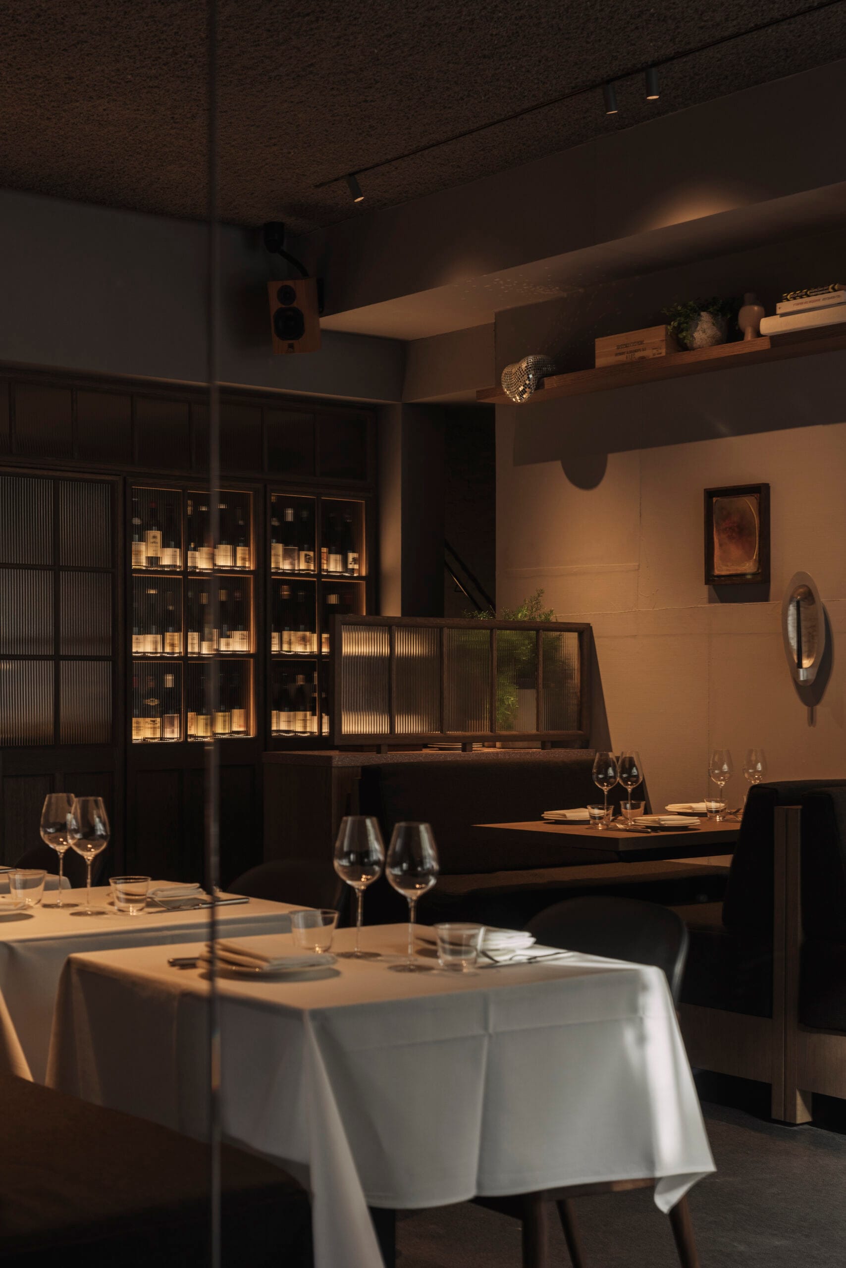 Minimalistisch gedekte tafels in de lichte zaal van restaurant Eldo