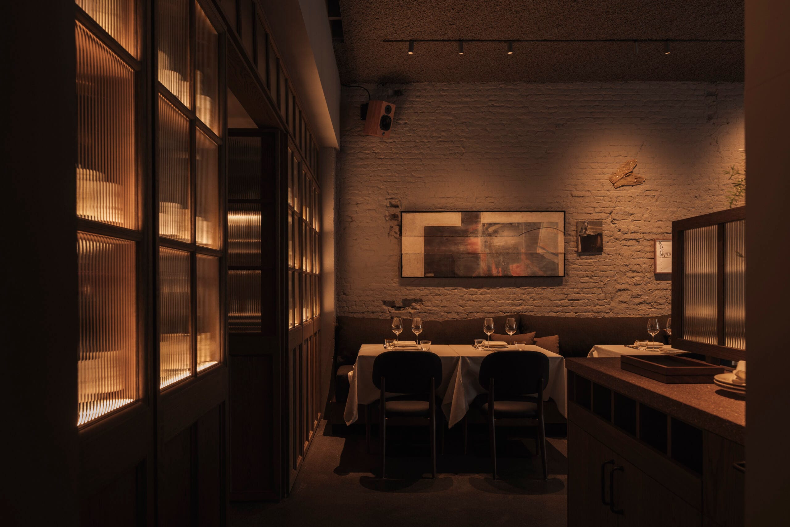 Een knusse tafelopstelling voor een diner met vrienden in restaurant Eldo