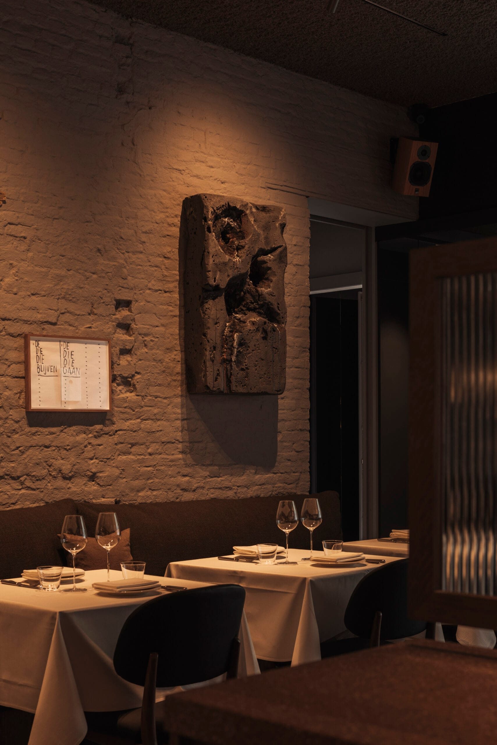 Minimalistisch gedekte tafels in de lichte zaal van restaurant Eldo