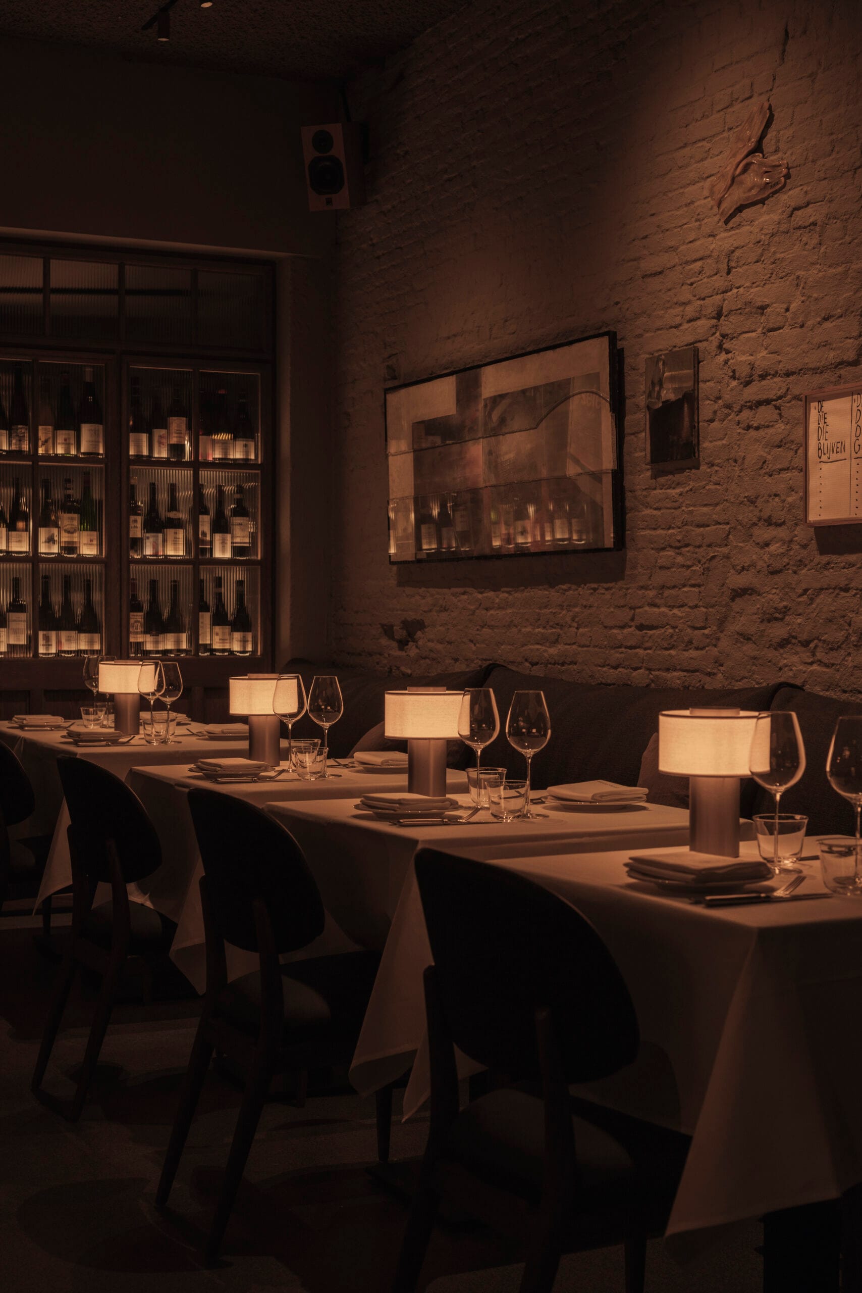 Sfeervol interieur van restaurant Eldo op het Antwerpse Zuid met zicht op de tafels