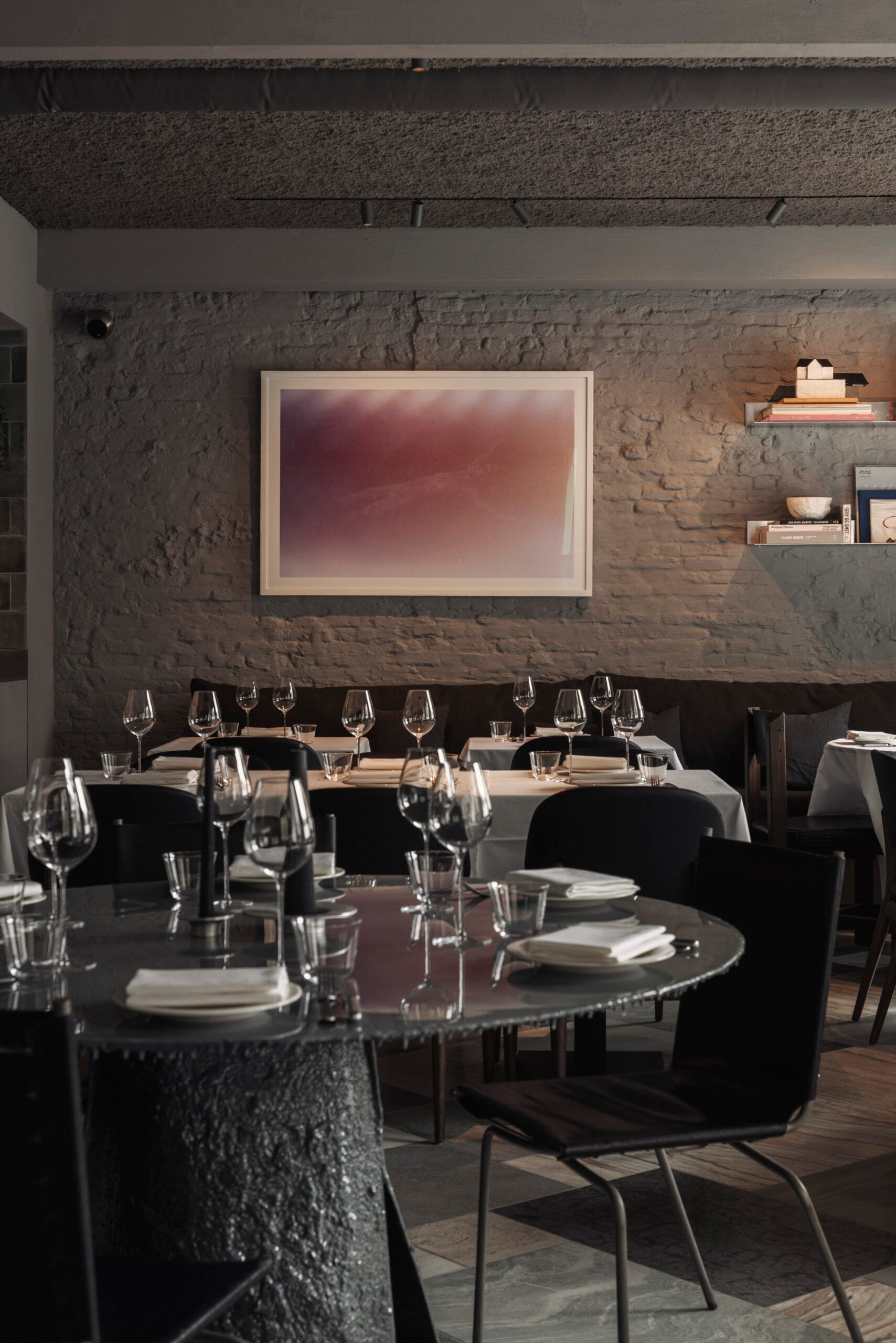 Comfortabele designmeubels in de strakke maar warme dinerruimte