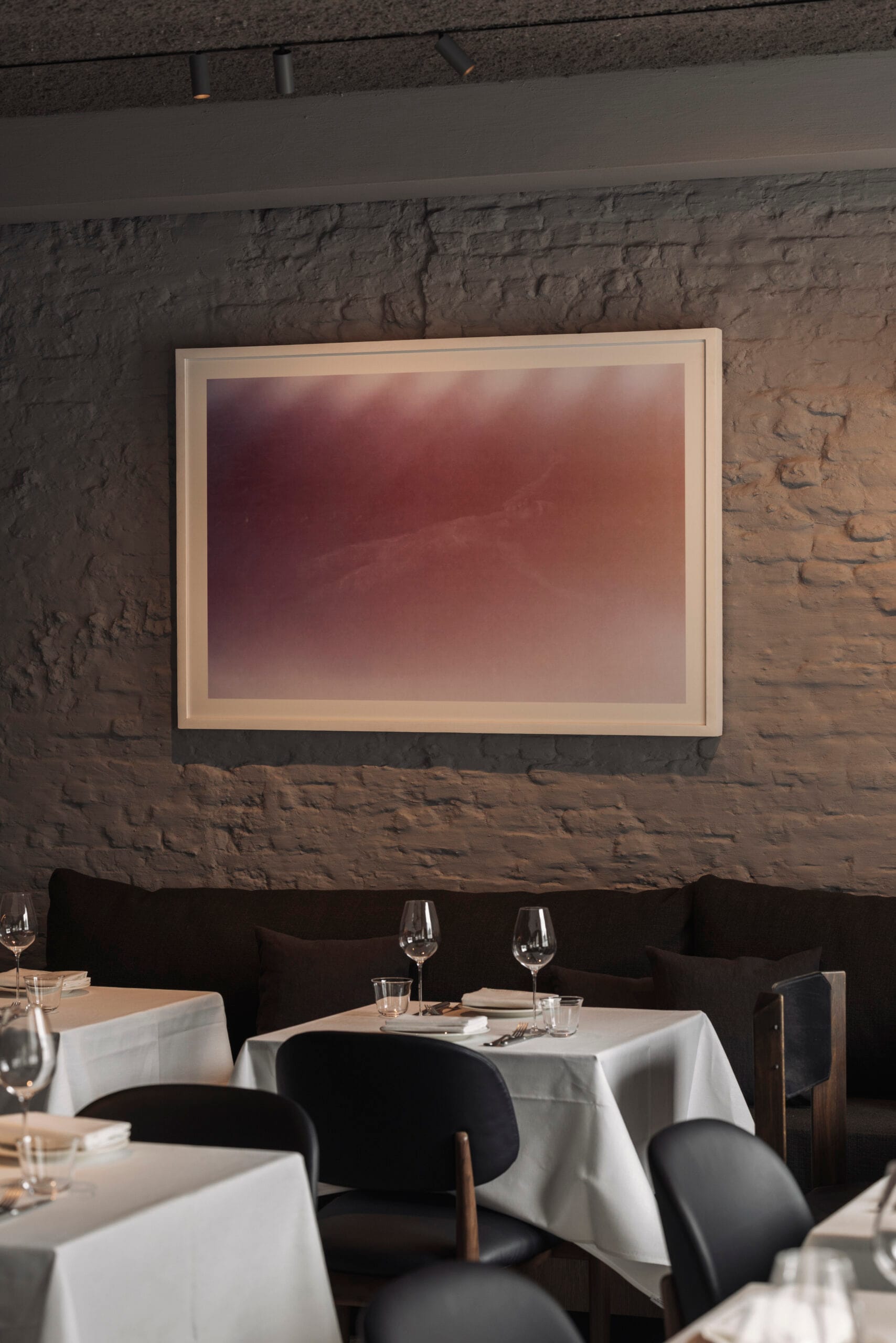 Eigentijdse kunstwerken aan de wanden van het vernieuwde historische restaurantpand