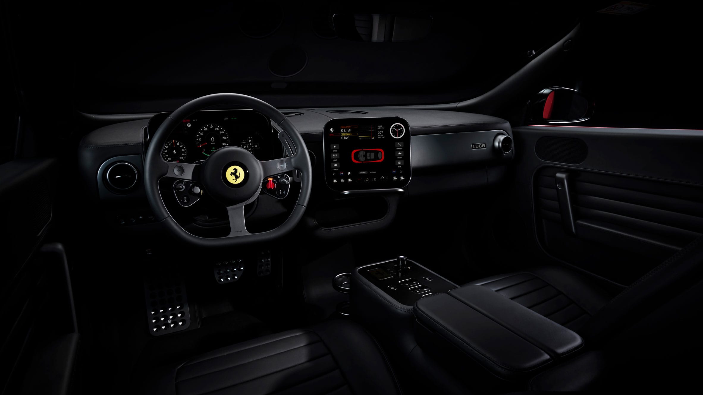 Interieur van een Ferrari Luce met een digitaal dashboard, sportstuur en een centraal touchscreen in een donkere cabine