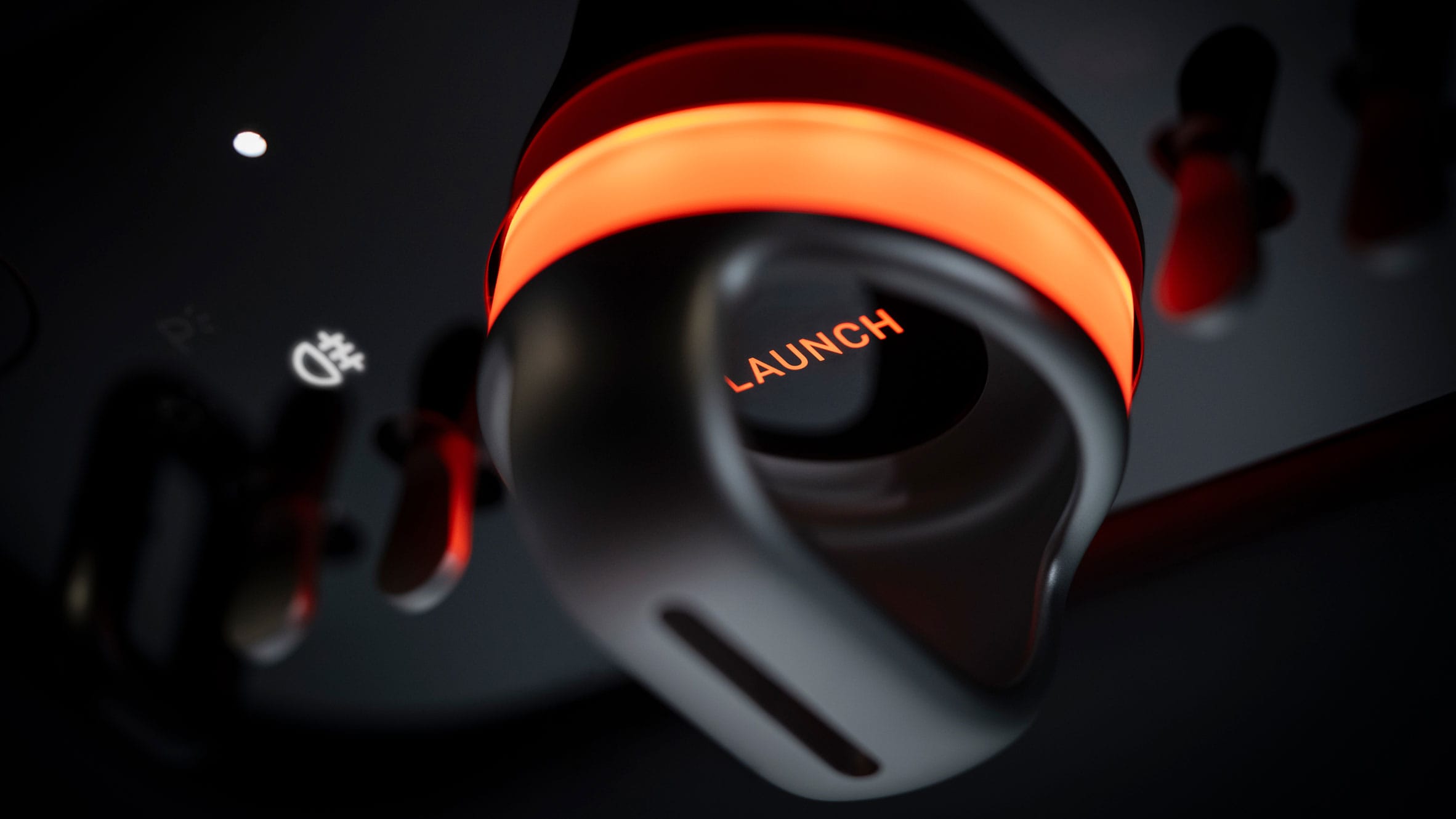 Close-up van een verlichte oranje Launch-knop op een dashboard