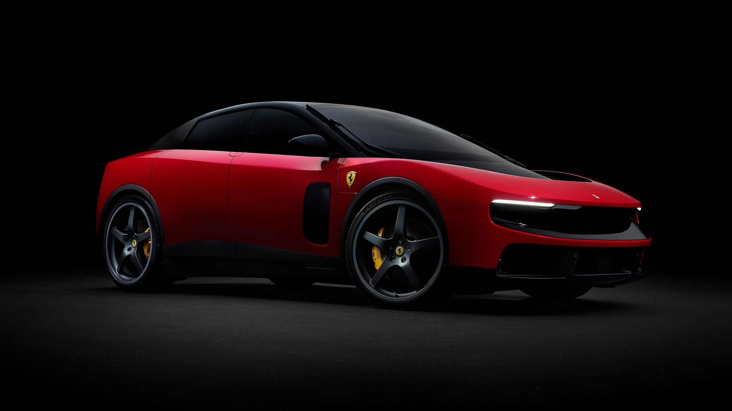Rode Ferrari Luce tegen een zwarte achtergrond