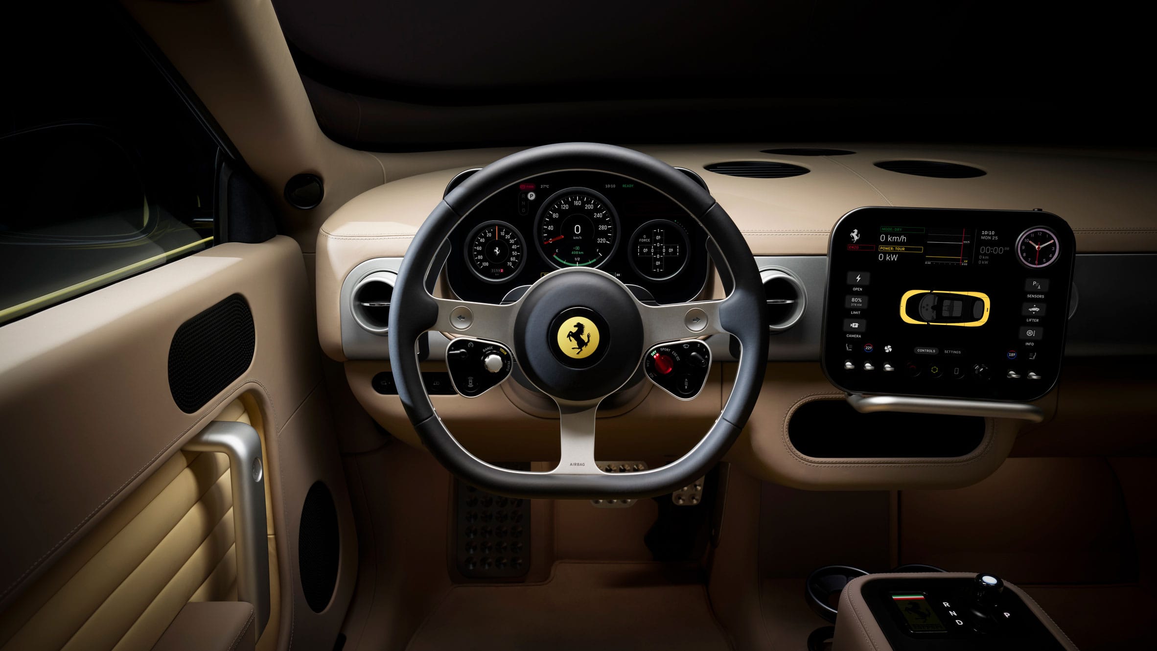 Interieur van een Ferrari Luce met een beige lederen dashboard, een sportstuur en digitale displays