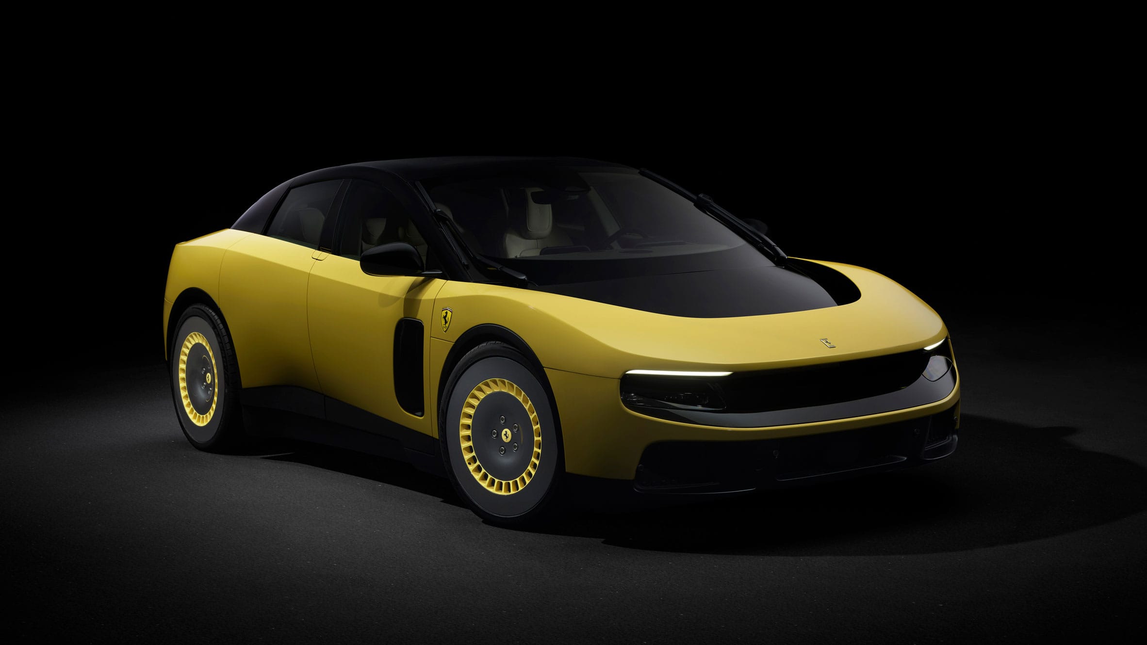 Gele Ferrari Luce SUV met een zwart dak en aerodynamische velgen tegen een donkere achtergrond