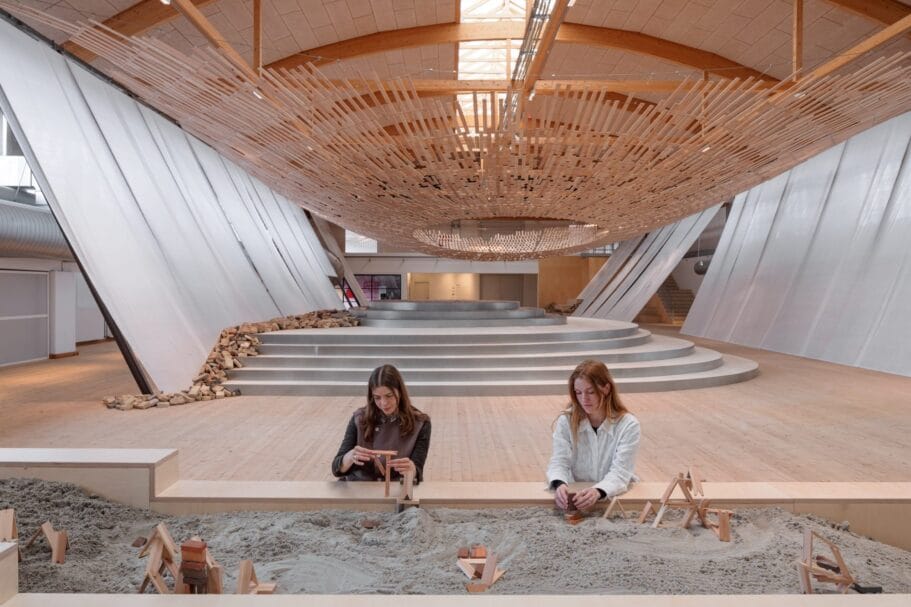 De monumentale houten installatie Earth Tree van Kengo Kuma in Kopenhagen Contemporary