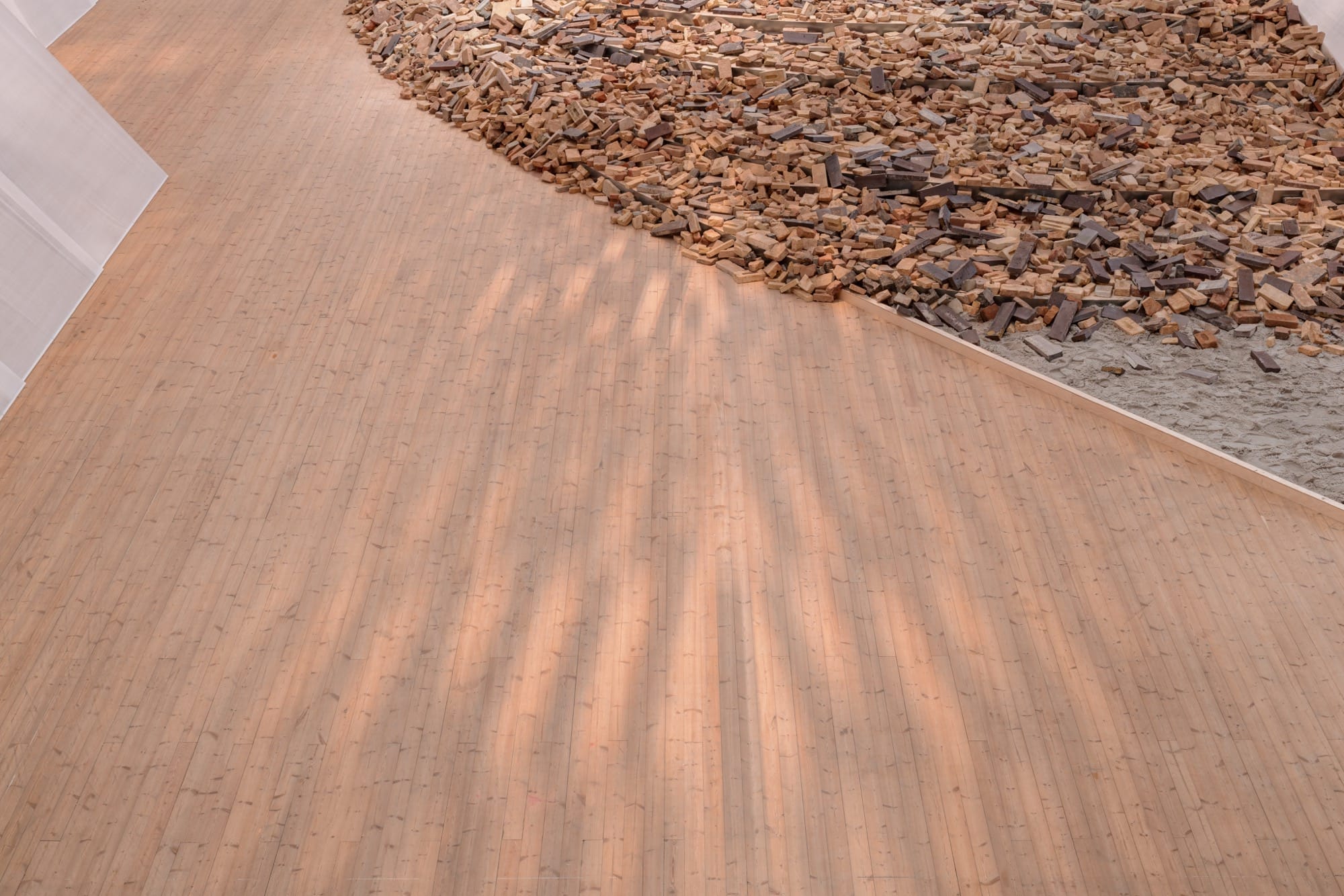 Close up van de fijnmazige houten lattenstructuur van de Kengo Kuma installatie