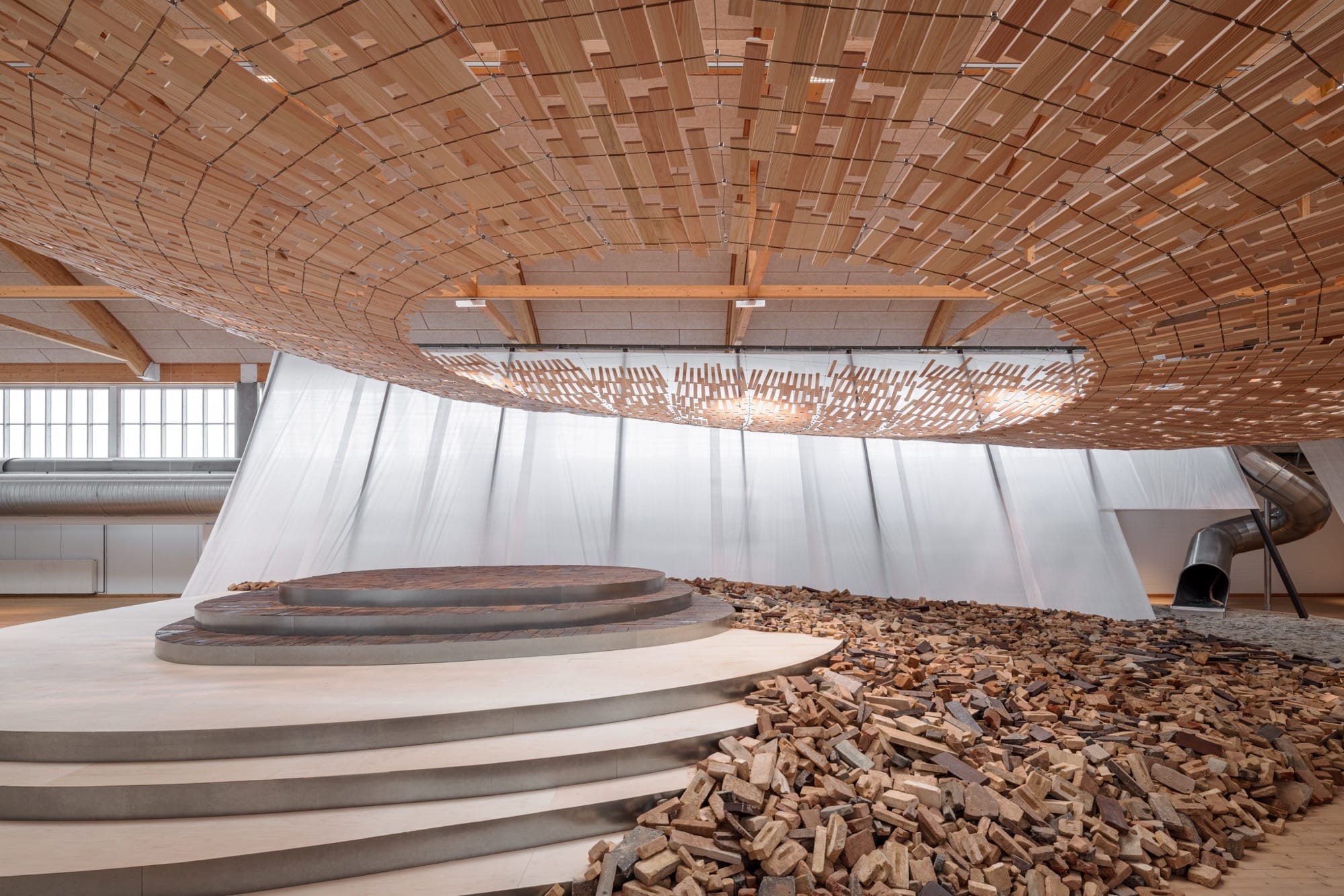 Natuurlijk zonlicht dat door de openingen van een houten kunstwerk filtert