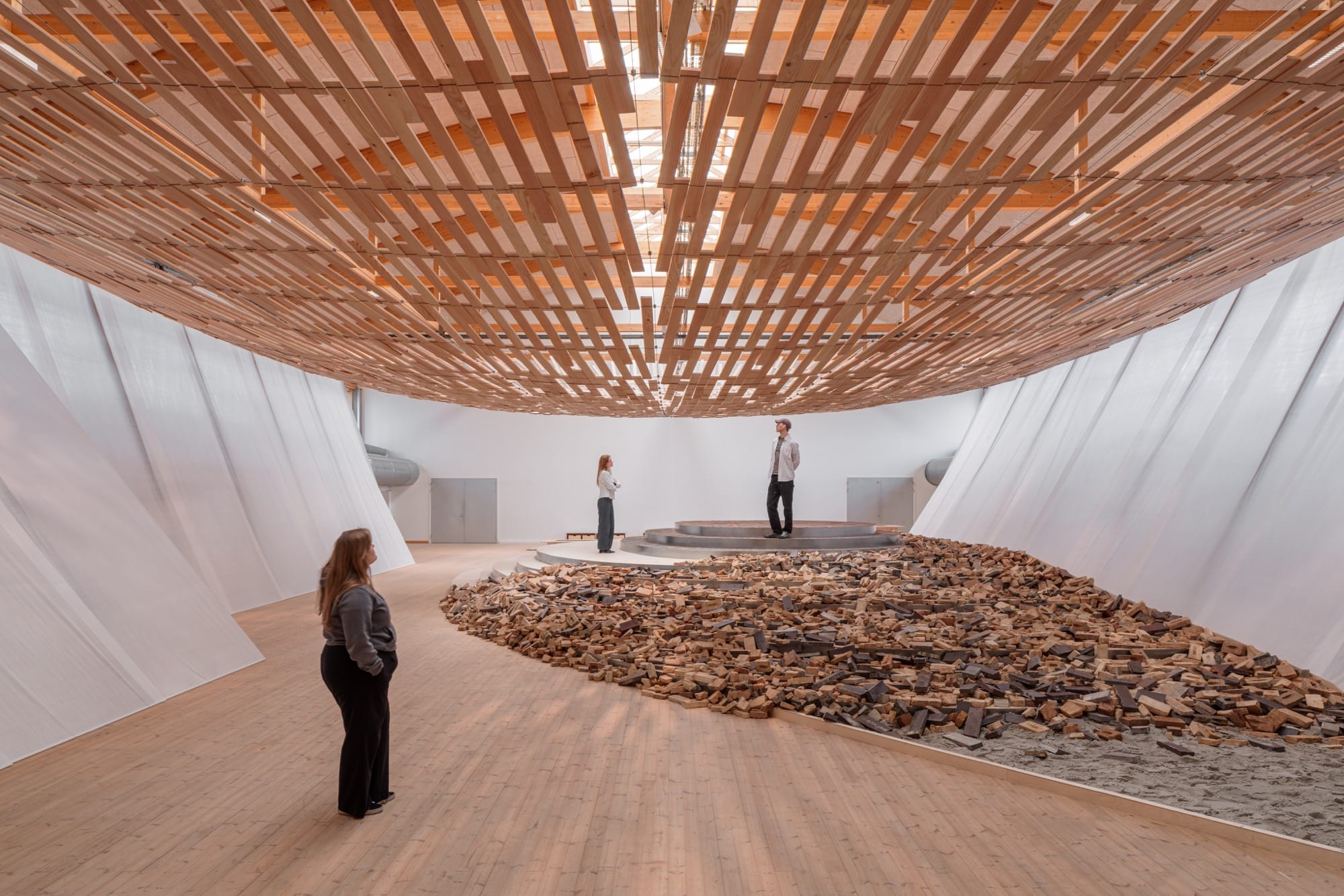 Het licht en schaduwspel van de komorebi installatie in het museum