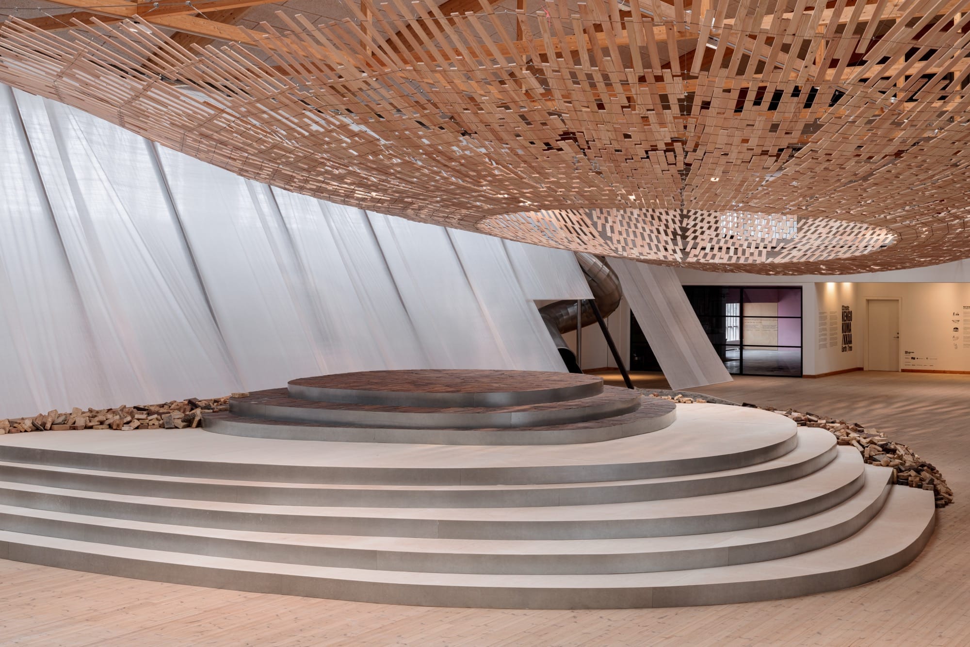 Overzichtsfoto van de tentoonstellingsruimte met het houten werk van Kengo Kuma