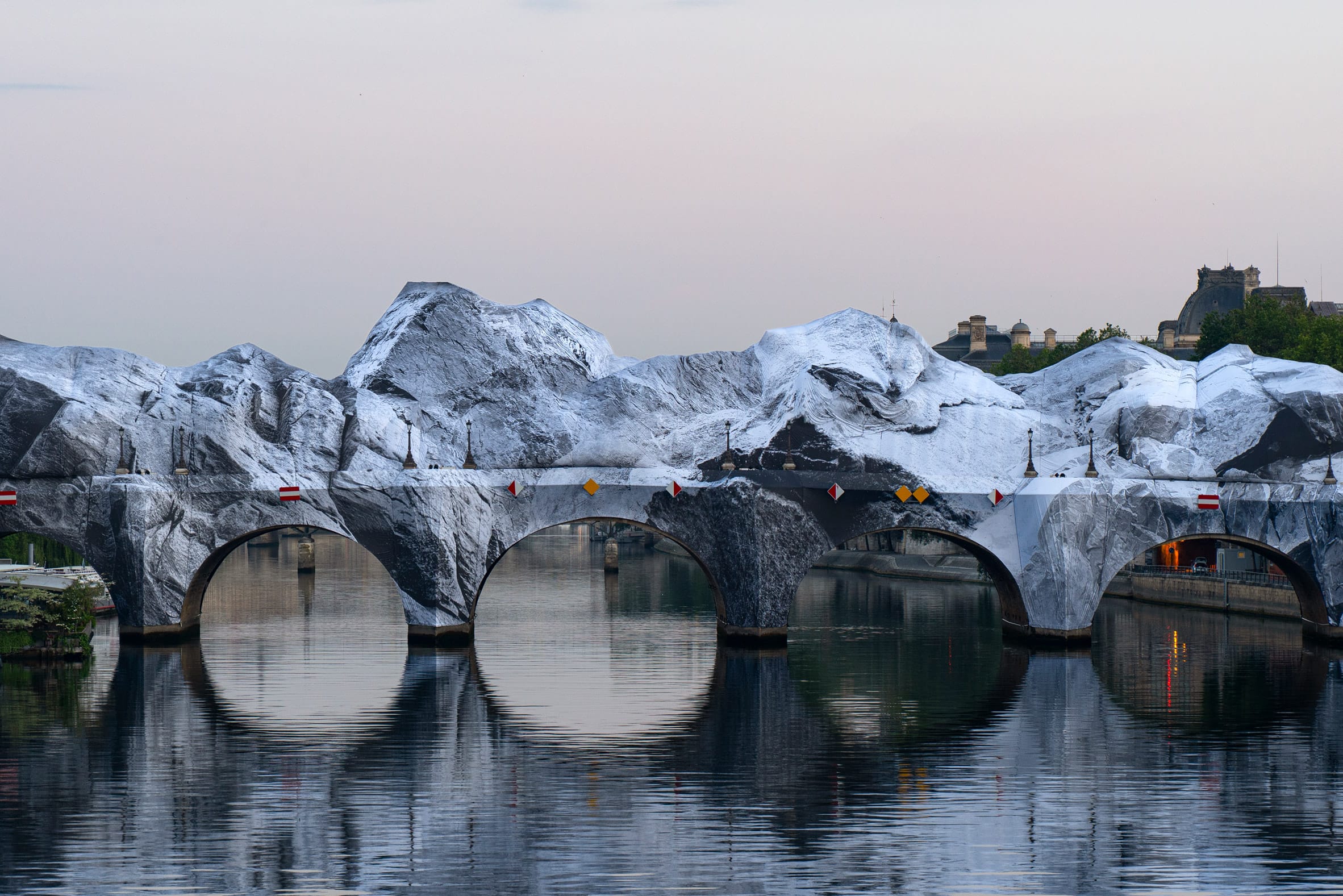 De Pont Neuf in Parijs volledig bedekt met een zwart-wit doek dat een berglandschap afbeeldt