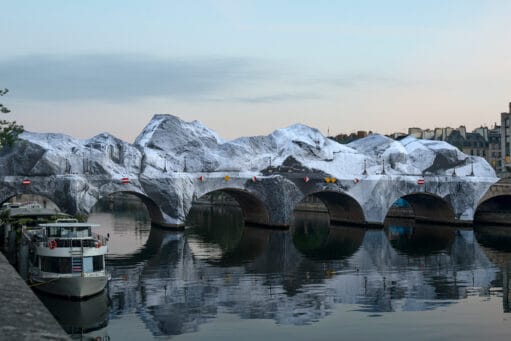 De Pont Neuf in Parijs volledig bedekt met een kunstinstallatie van doeken die lijken op besneeuwde bergen