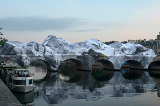 De Pont Neuf in Parijs volledig bedekt met een kunstinstallatie van doeken die lijken op besneeuwde bergen
