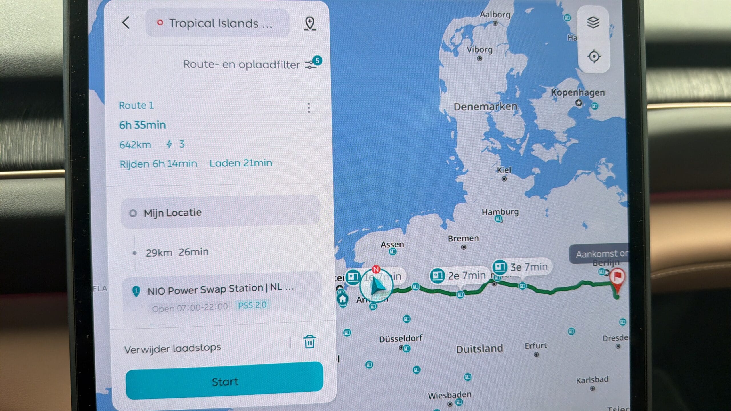 Navigatiescherm toont een route van Nederland naar Tropical Islands in Duitsland, inclusief laadstops en reistijd