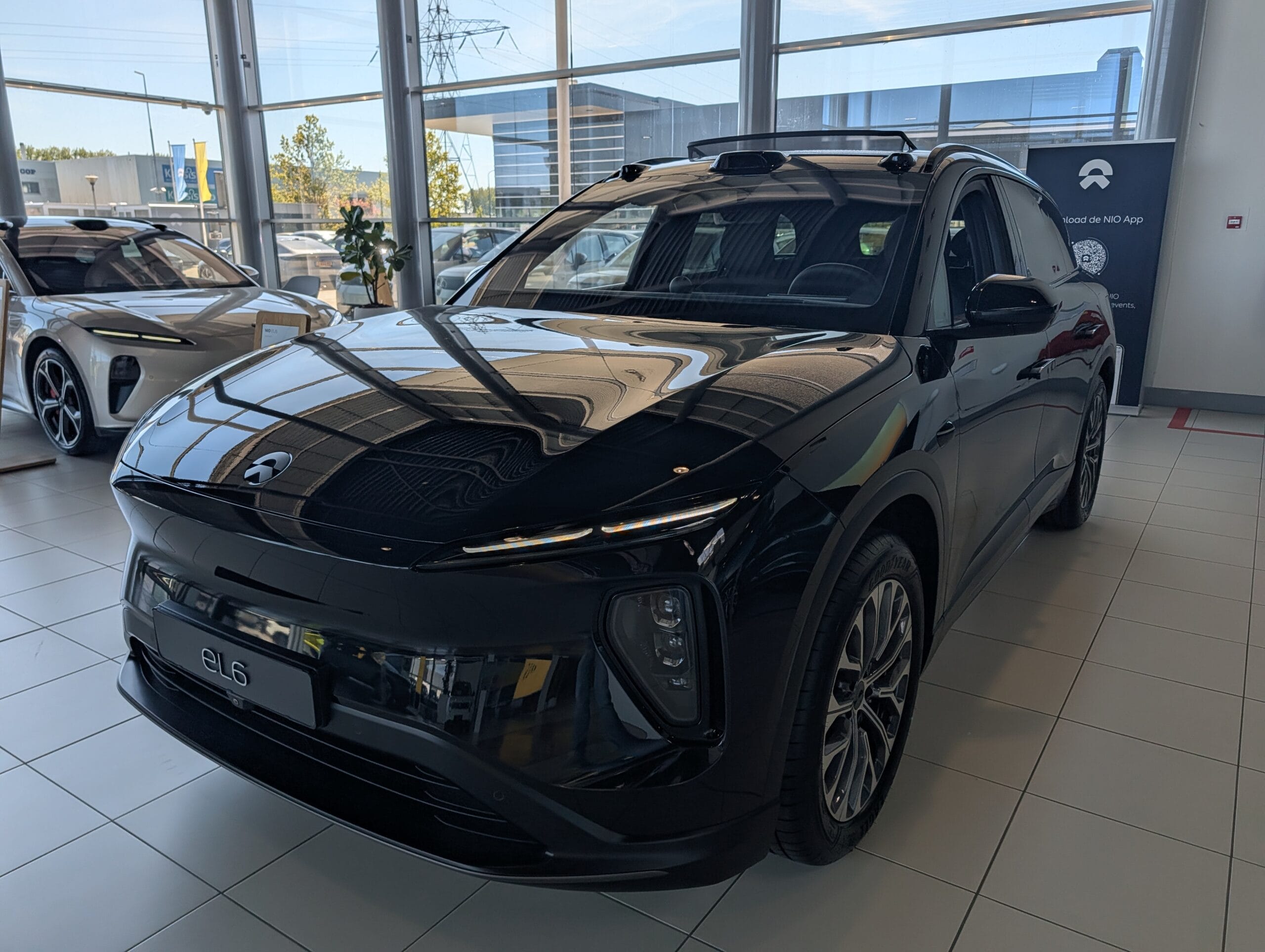 Zwarte NIO EL6 elektrische SUV in een showroom