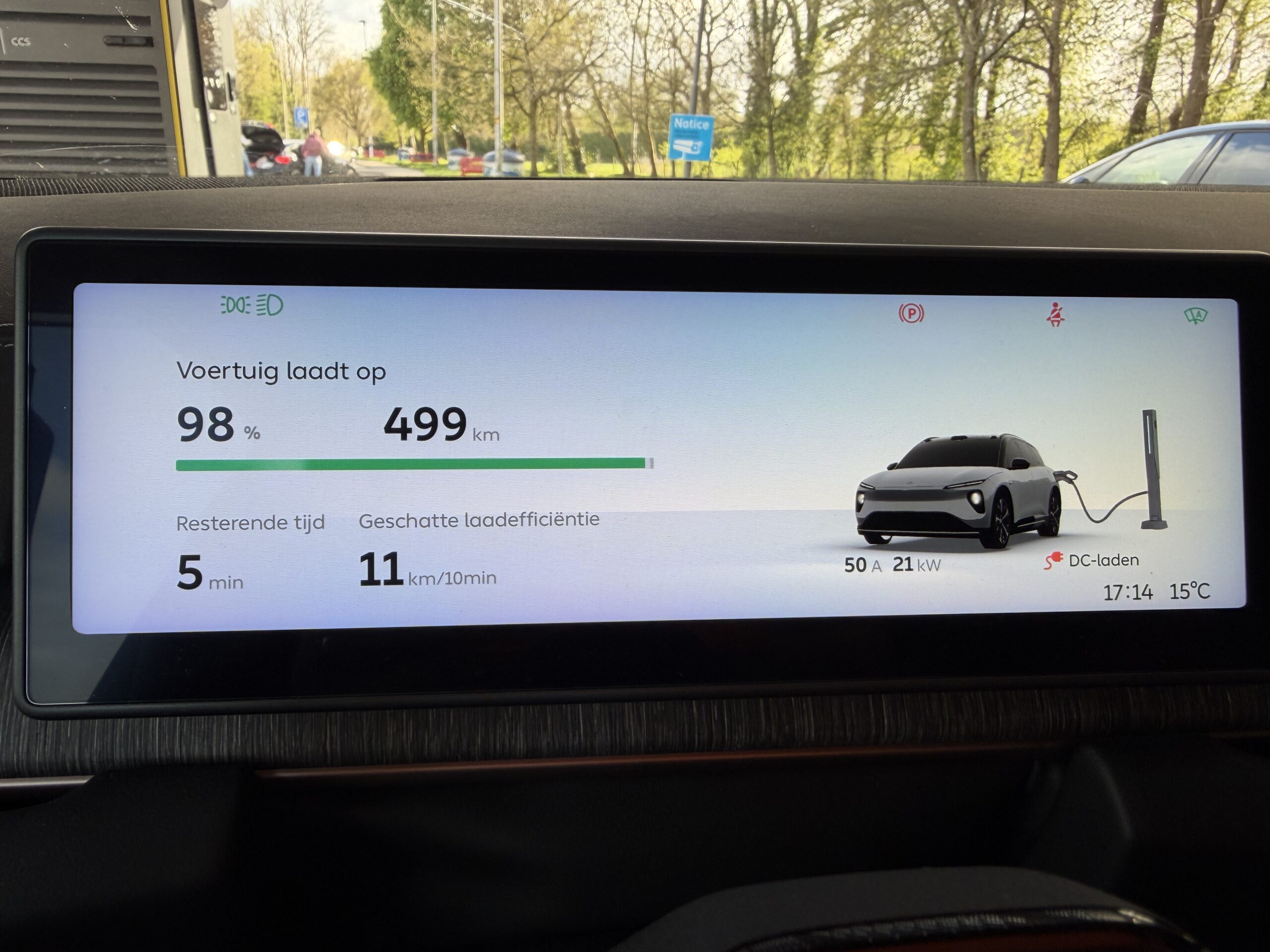 Dashboard van een elektrische auto toont een laadstatus van 98 procent, 499 kilometer bereik en 5 minuten resterende tijd
