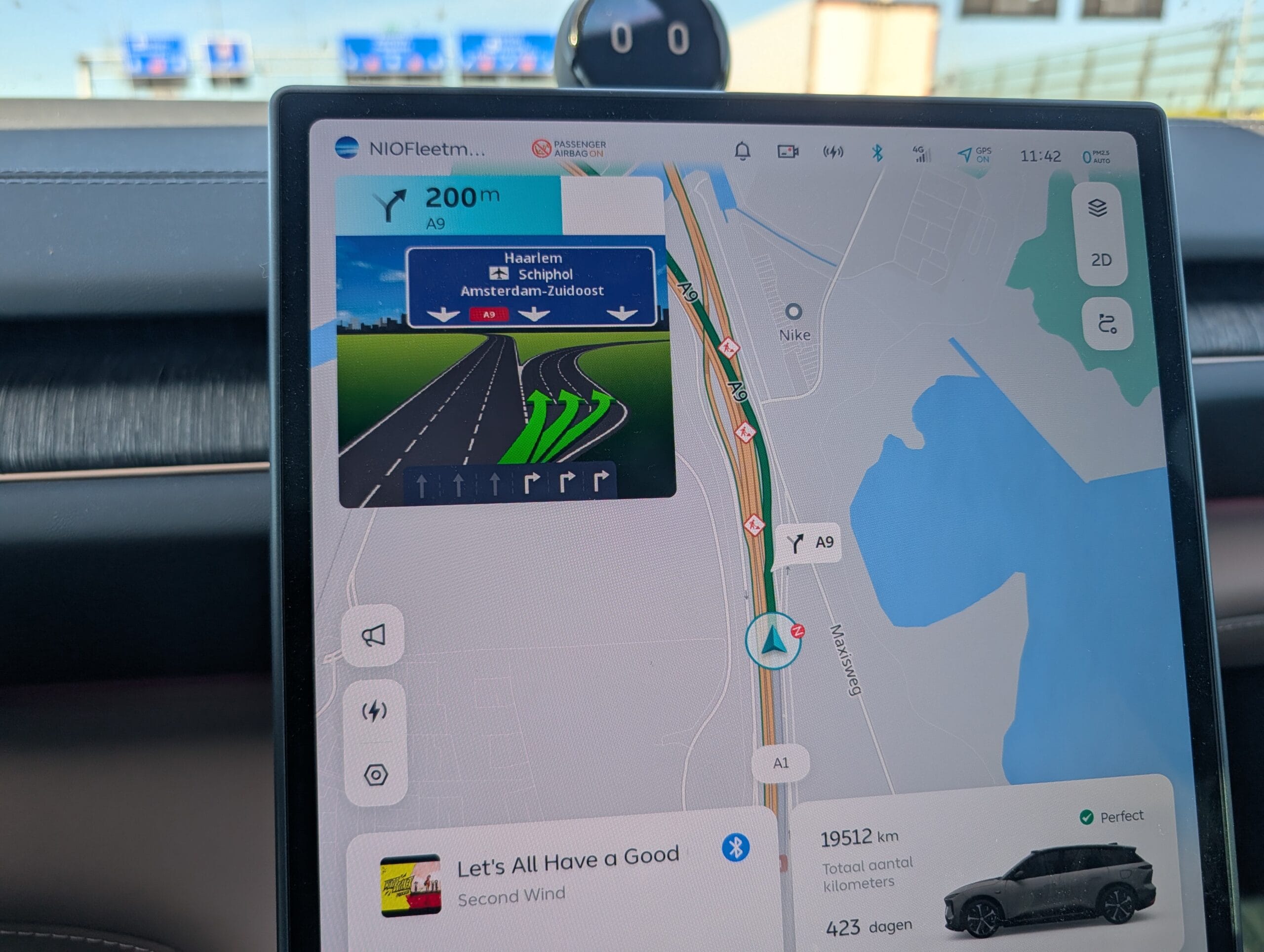Navigatiescherm in een auto toont een route op de A9 richting Haarlem, Schiphol en Amsterdam-Zuidoost