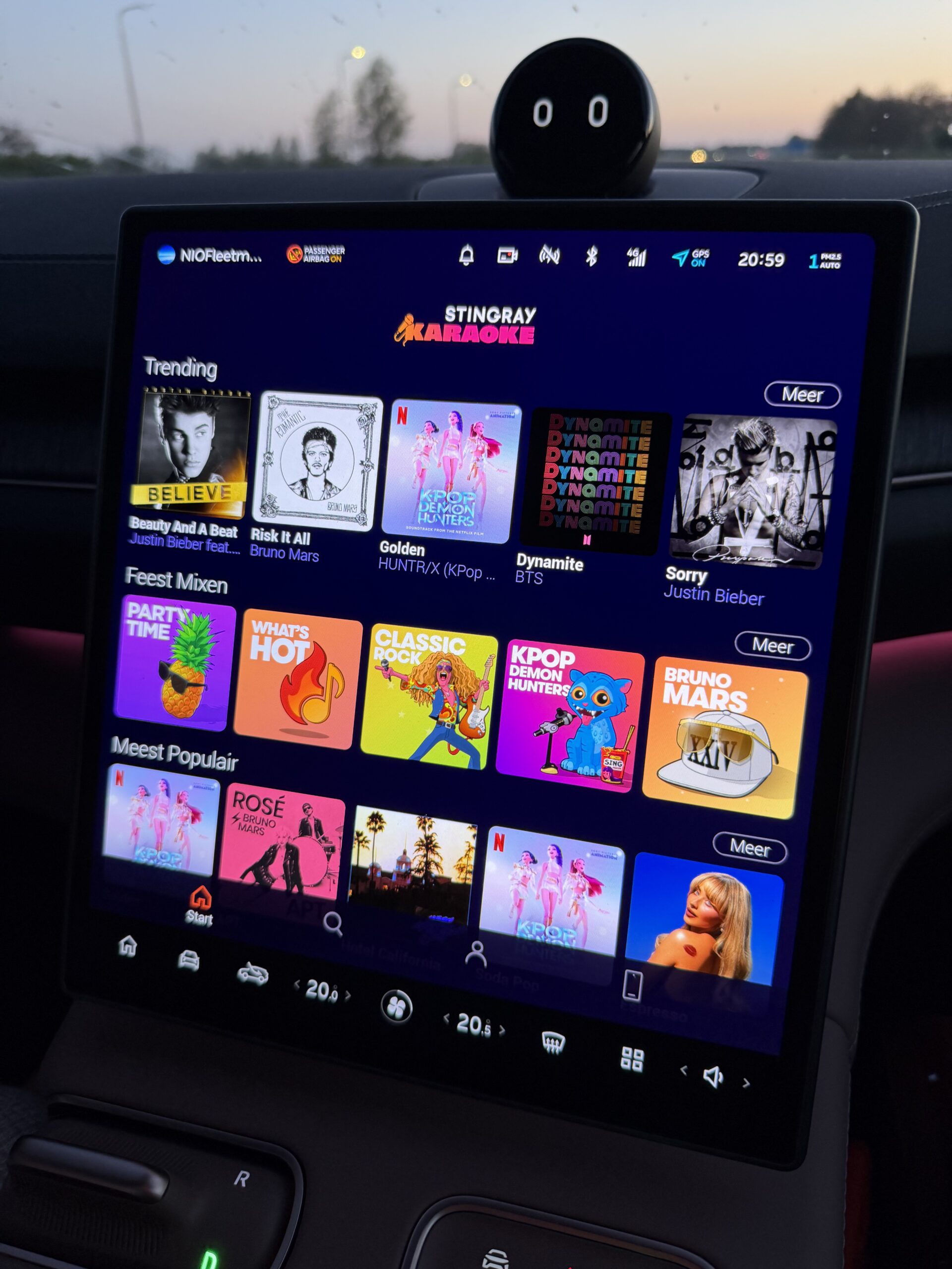 Infotainmentscherm in een auto met de Stingray Karaoke-app en diverse muziekafspeellijsten