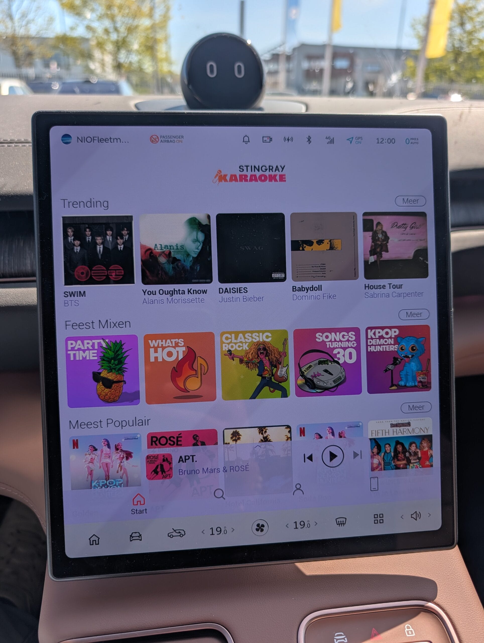 Stingray Karaoke-app op het infotainmentscherm van een NIO-auto met diverse afspeellijsten en muziekcategorieën