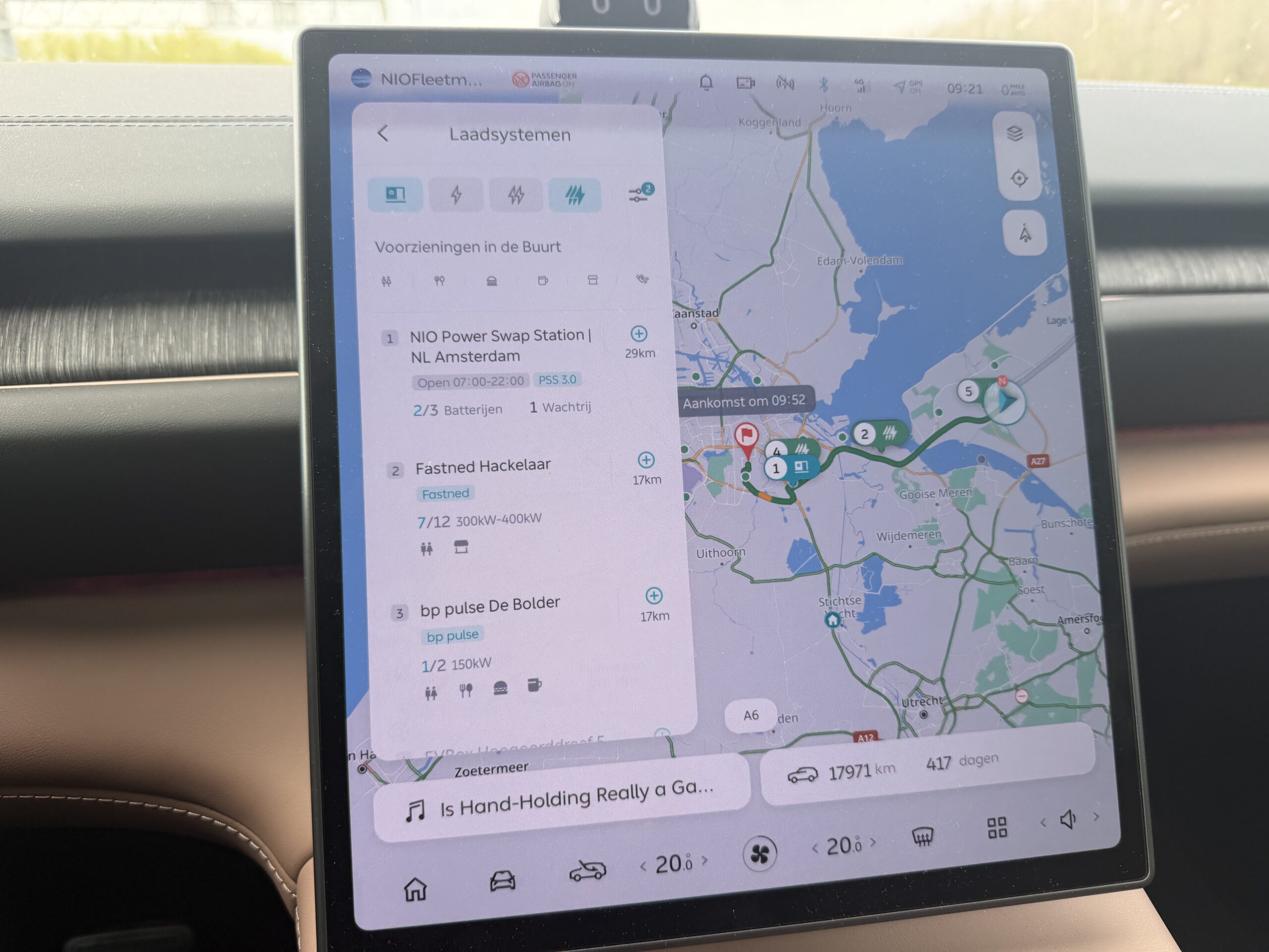 Infotainment-scherm van een NIO met een overzicht van laadsystemen en een navigatiekaart van de regio Amsterdam