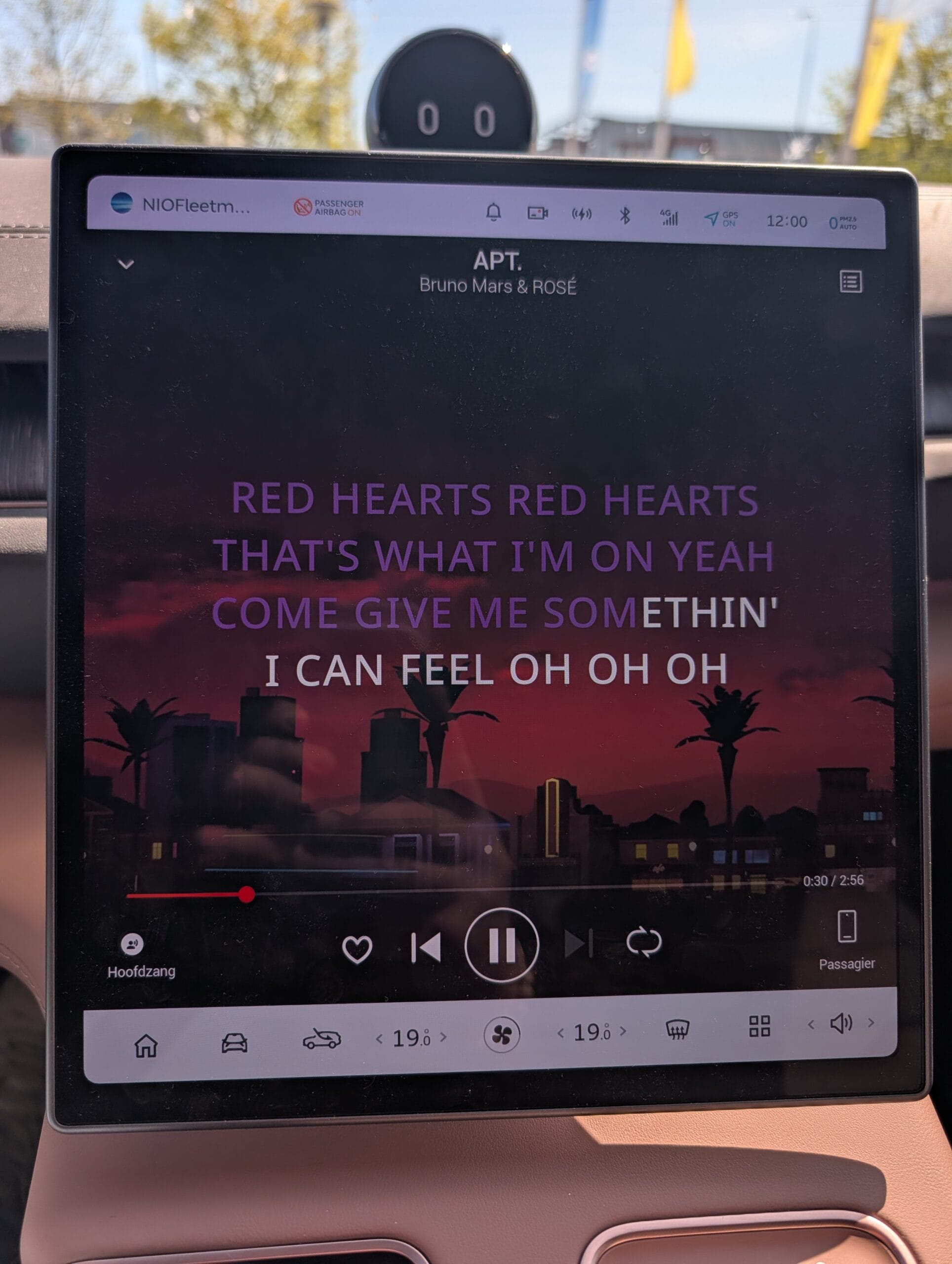Infotainmentscherm in een auto toont de songtekst van APT. door Bruno Mars & ROSÉ