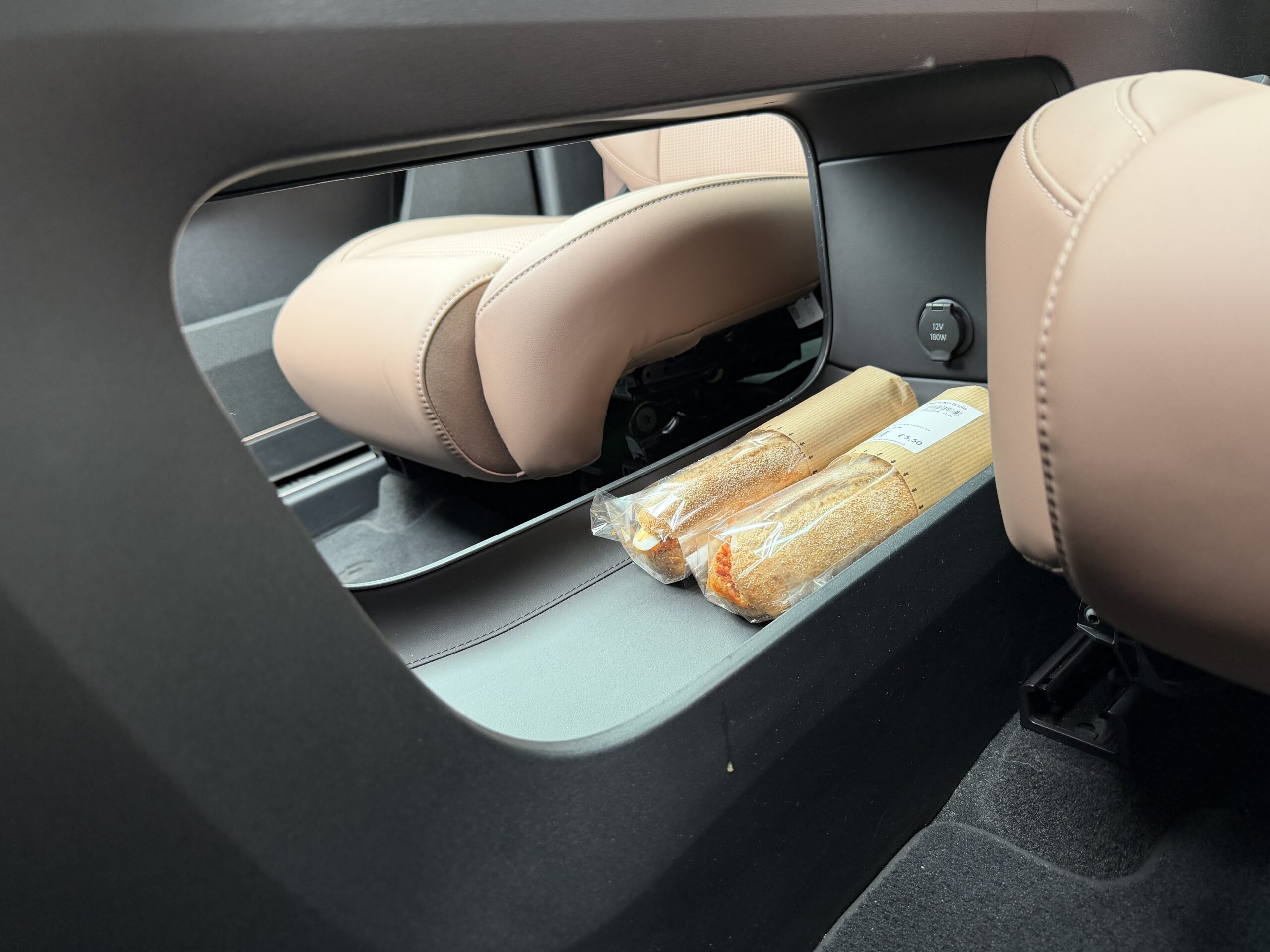 Twee belegde broodjes in een opbergvak onder de middenconsole van een auto