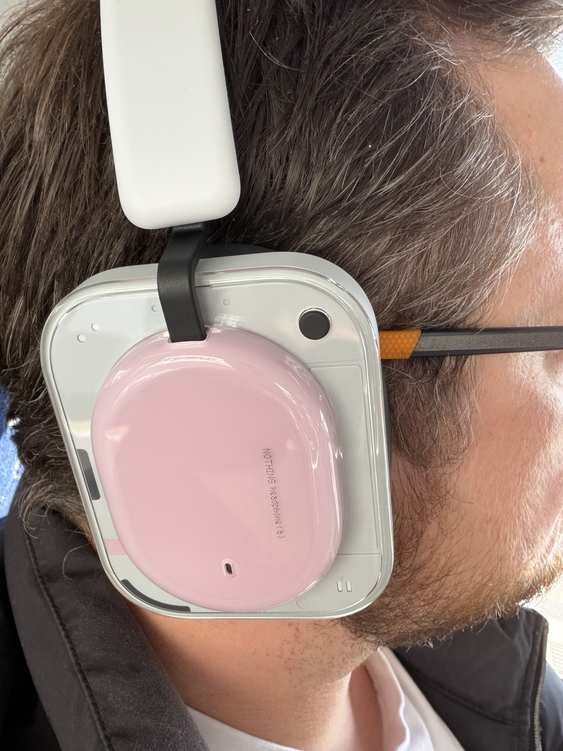 De Nothing Headphone zit er anders uit dan de concurrentie