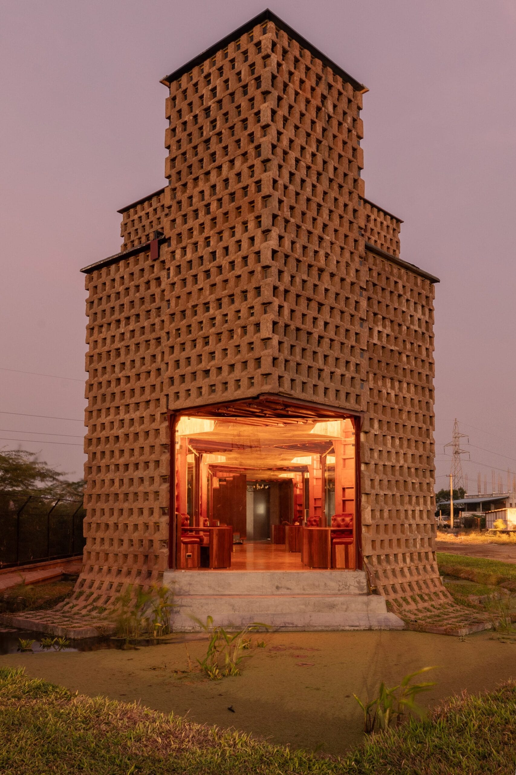 Het restaurant Petti in Tuticorin met een opvallende gevel van hergebruikte zeecontainers.