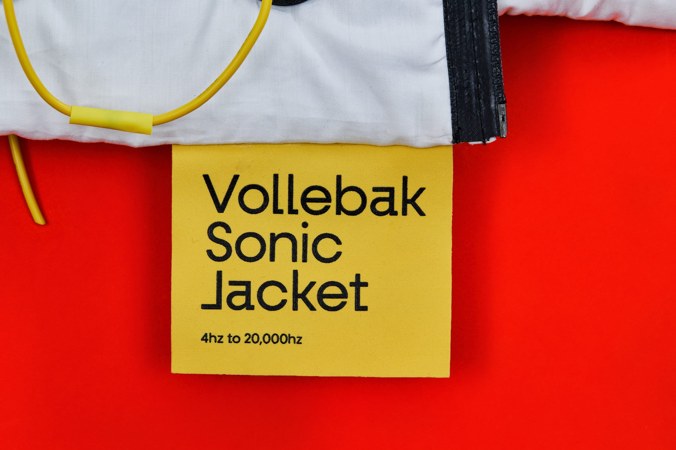 Het prototype van de Vollebak Sonic Jacket met tientallen kleine luidsprekers op de stof