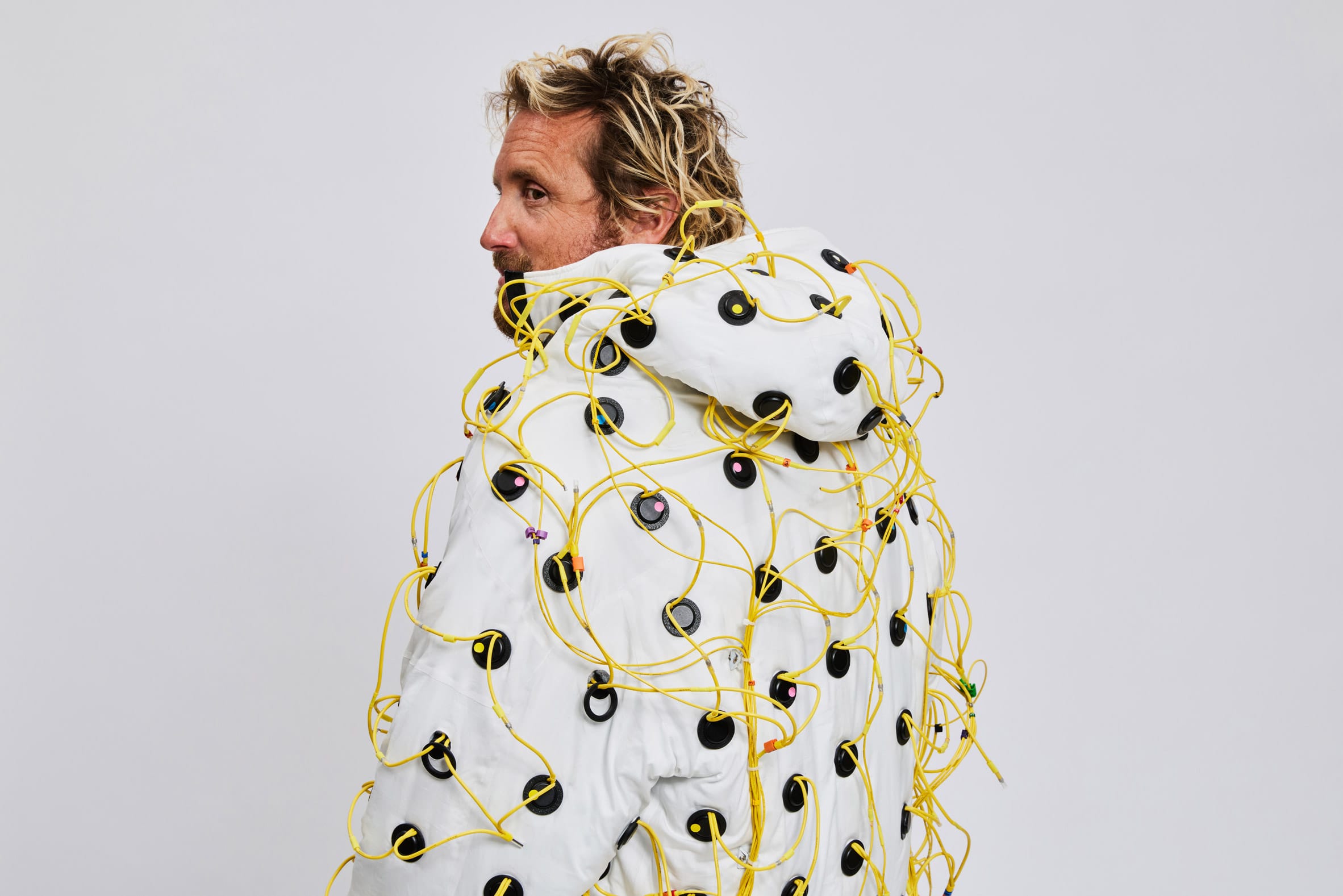 Zijaanzicht van het innovatieve prototype van de Vollebak Sonic Jacket