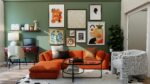 modern interieur met een fijne bank en kunst aan de muur