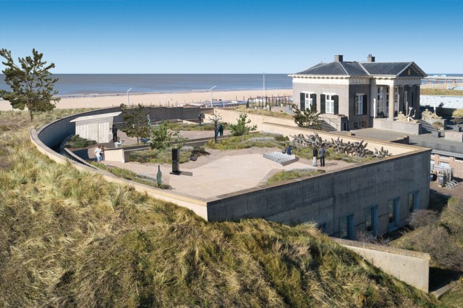 Impressie van Museum Beelden aan Zee in Den Haag dat is verbouwd en het hoogste terras is vergroend, gemaakt door Buro Harro