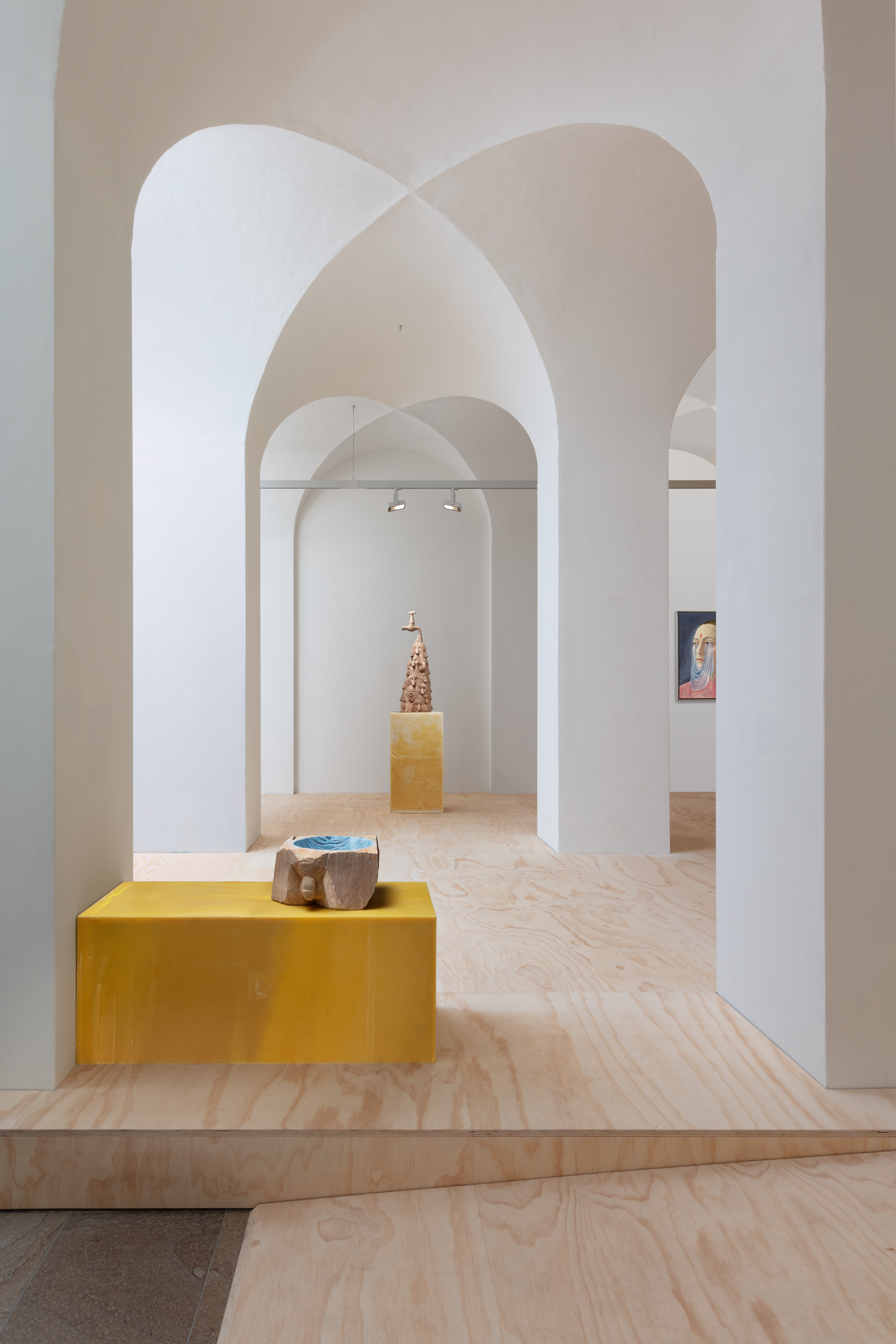 Moderne zaal van Museum Beelden aan Zee met witte gewelfde bogen, houten vloeren en diverse sculpturen van Femmy Otten op gele sokkels, onderdeel van de tentoonstelling Birthland