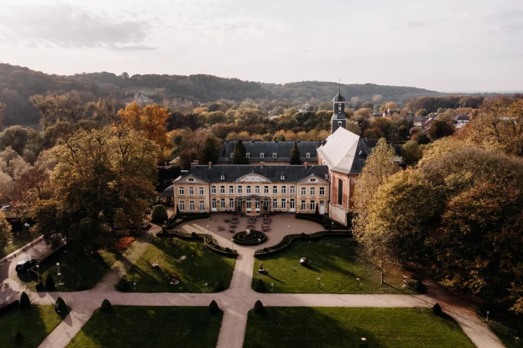 Luchtfoto van het historische Château St. Gerlach, omgeven door een park en herfstachtige bossen