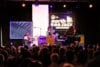 Een jazztrio met een drummer, contrabassist en pianist treedt op voor een zittend publiek bij North Sea Jazz Rotterdam