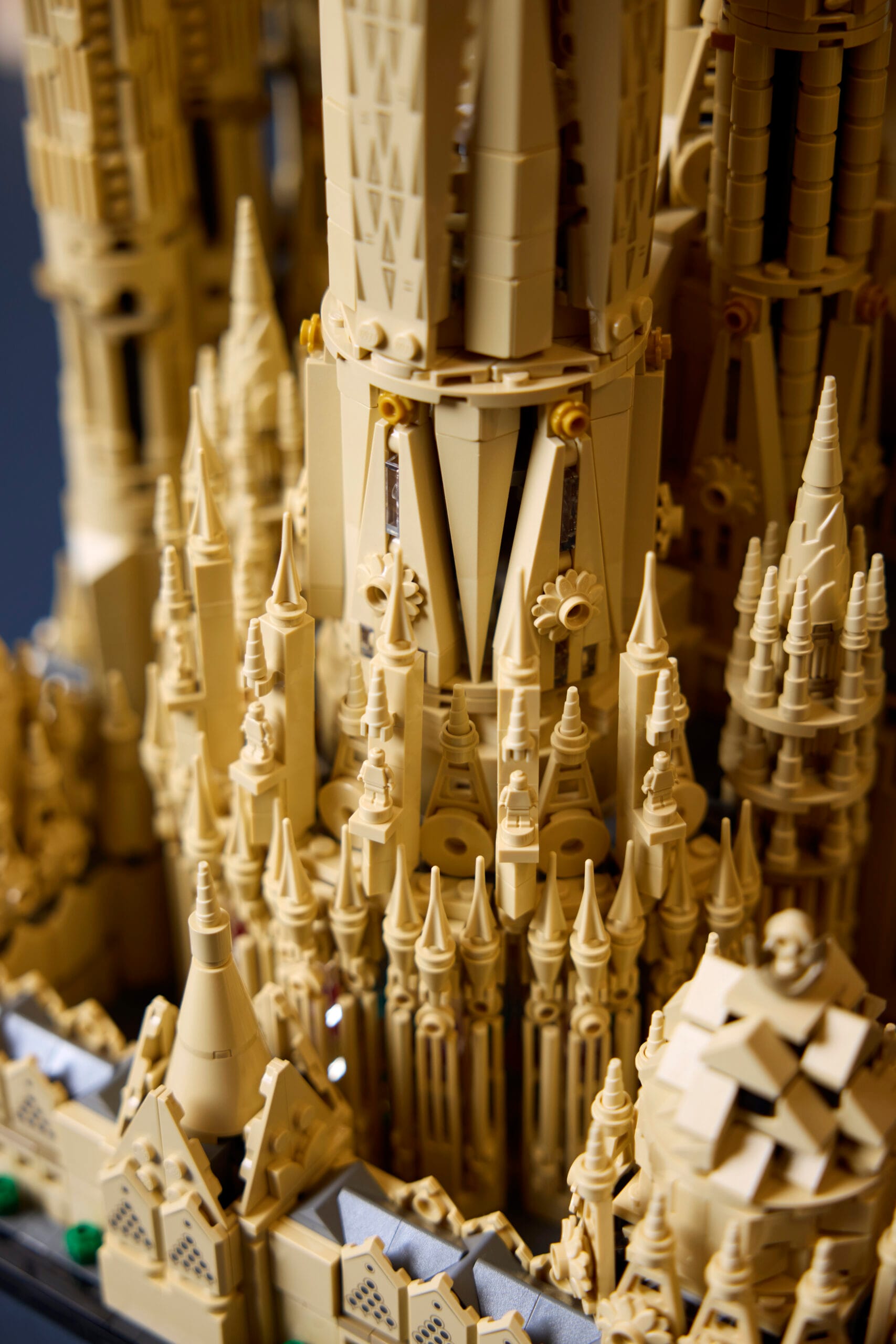 Close-up van een gedetailleerd LEGO-model van de Sagrada Família met focus op de beige torens en architectonische details