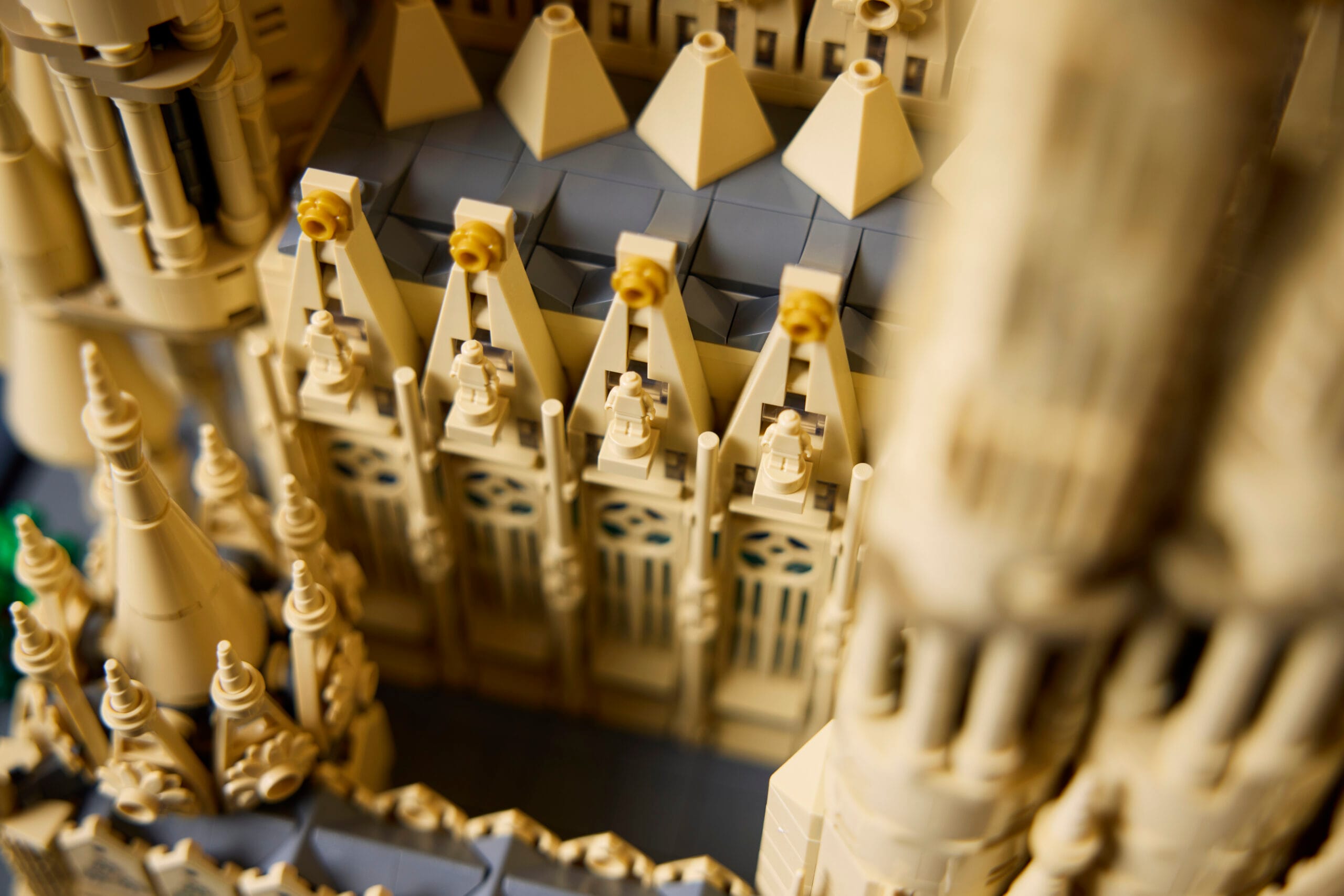 Close-up van een gedetailleerd LEGO-model van een gotische kathedraal met spitsbogen en kleine standbeelden