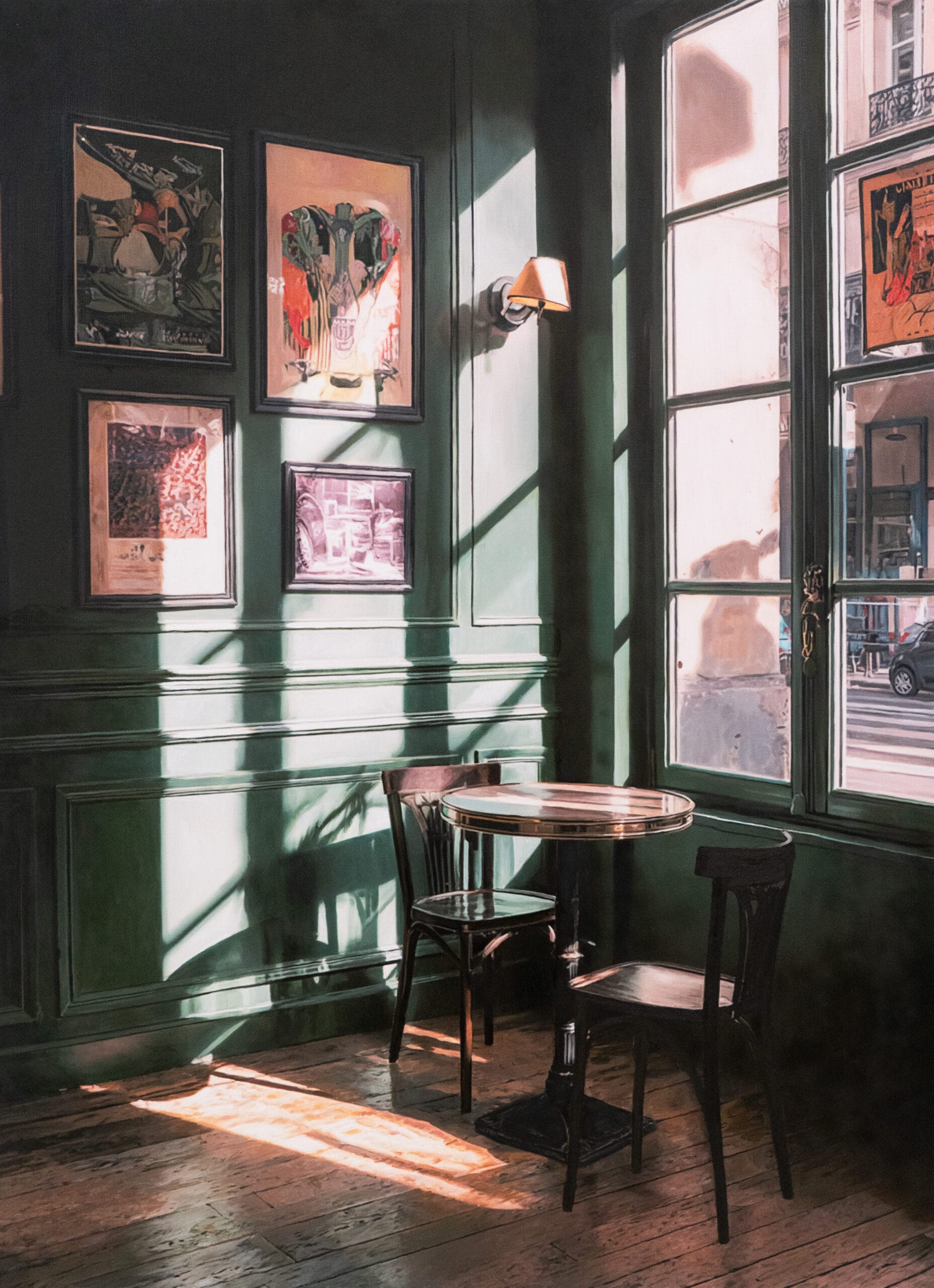 Schilderij van Yigal Ozeri waarbij zonlicht valt door een raam op een tafeltje met twee stoelen in een café met groene muren en ingelijste kunst