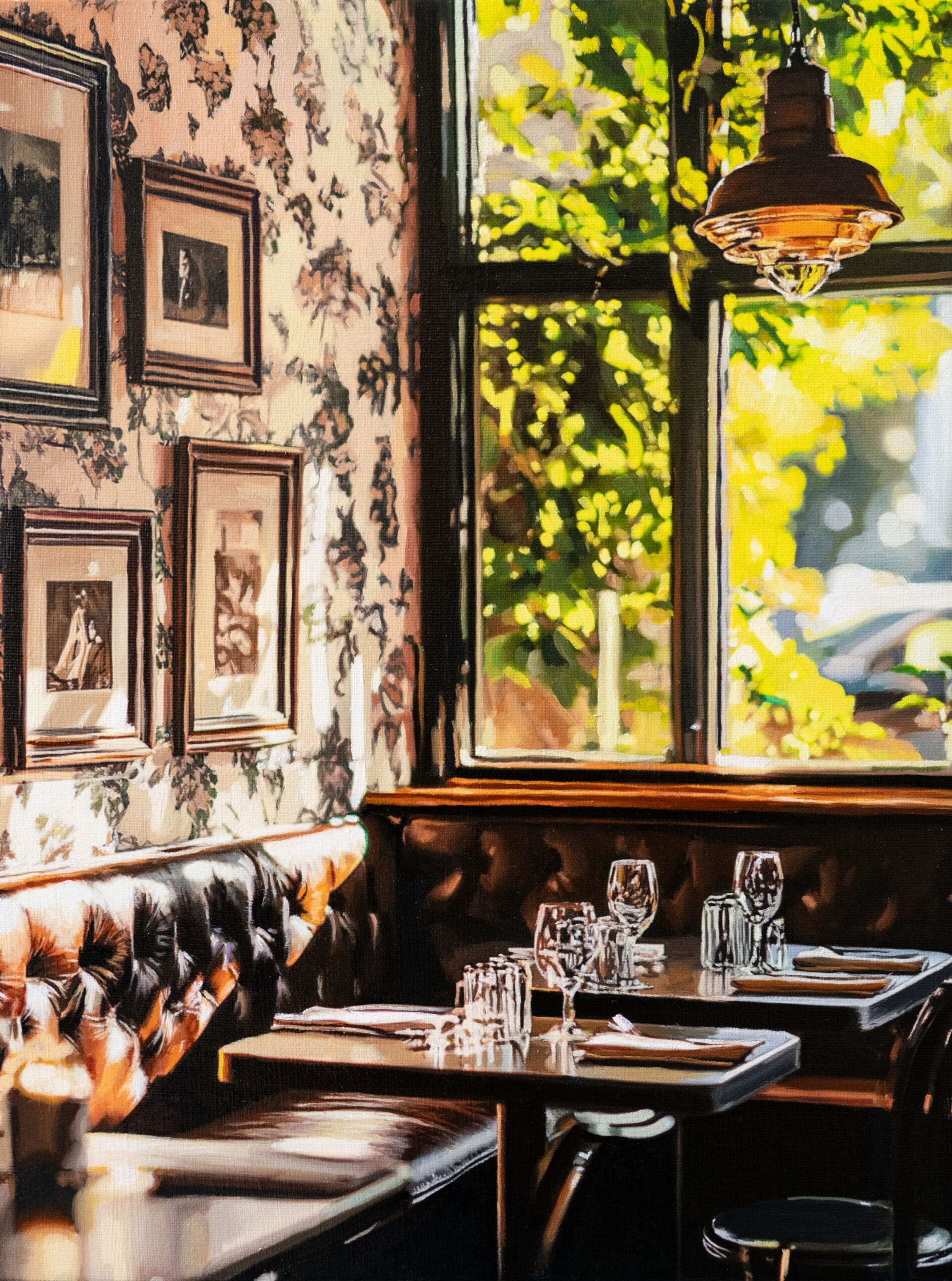 Schilderij door Yigal Ozeri van een gezellig restaurantinterieur met gedekte tafels bij een raam en muren met bloemenbehang en lijstjes