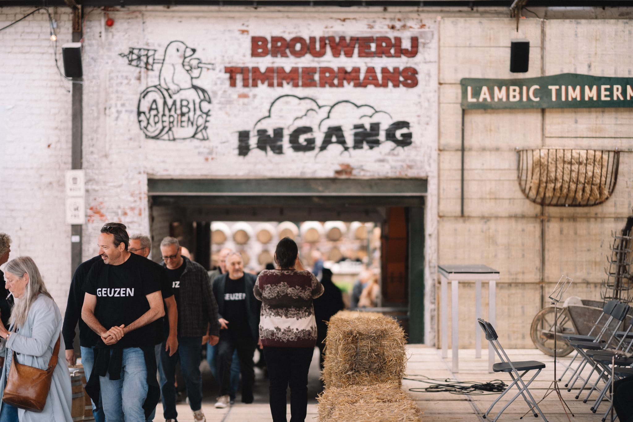 Bezoekers bij de ingang van Brouwerij Timmermans voor de Lambic Experience