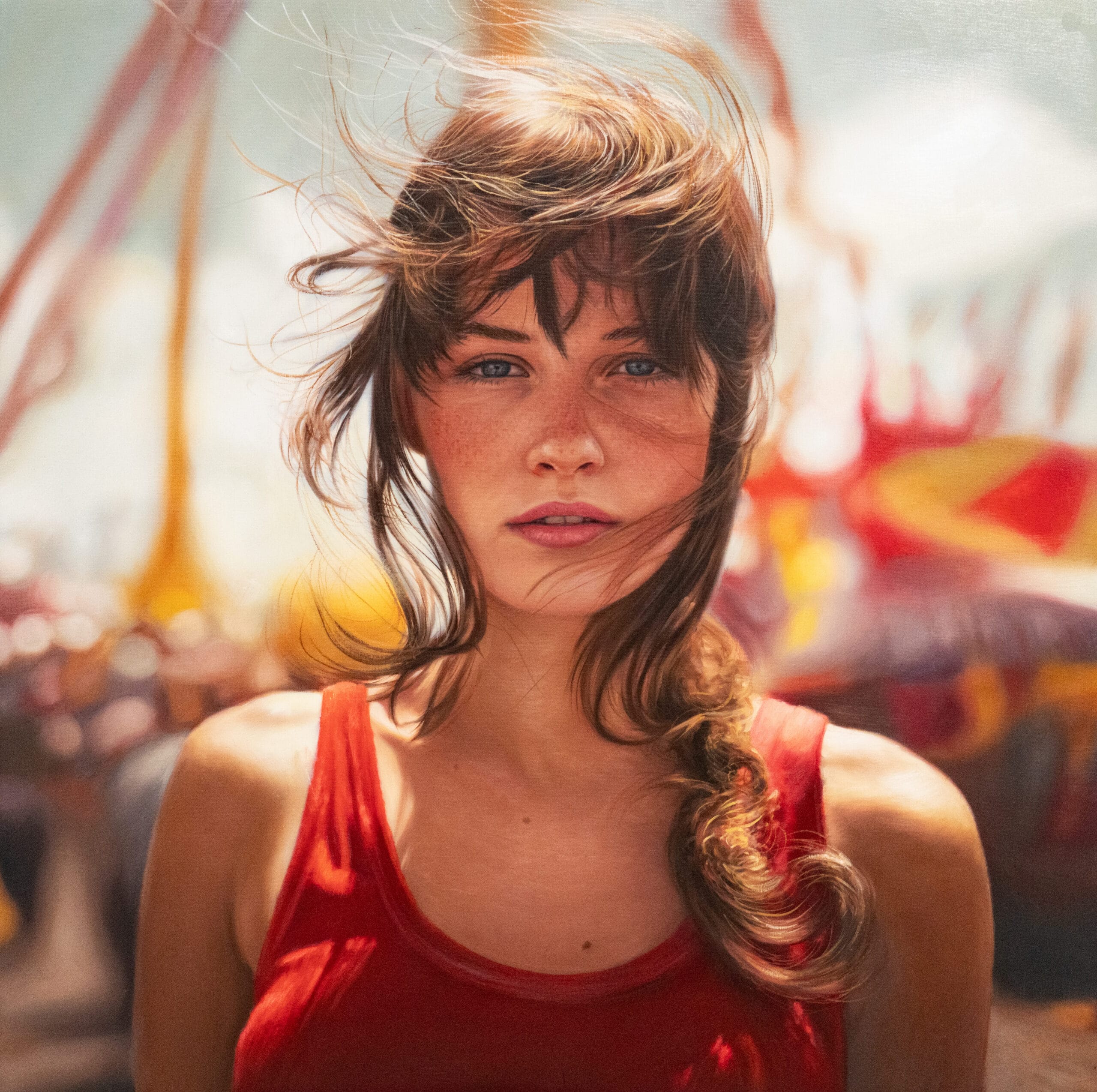 Portret door Yigal Ozeri van een jonge vrouw met sproeten en wapperend haar in de wind, tegen een kleurrijke, onscherpe achtergrond