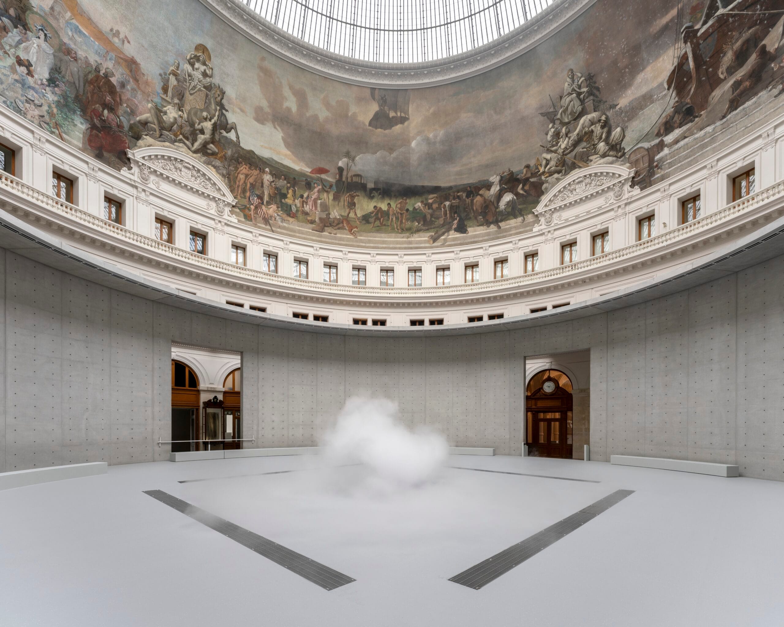 Een witte mistwolk zweeft in het midden van een moderne ronde zaal onder een koepel met historische muurschilderingen