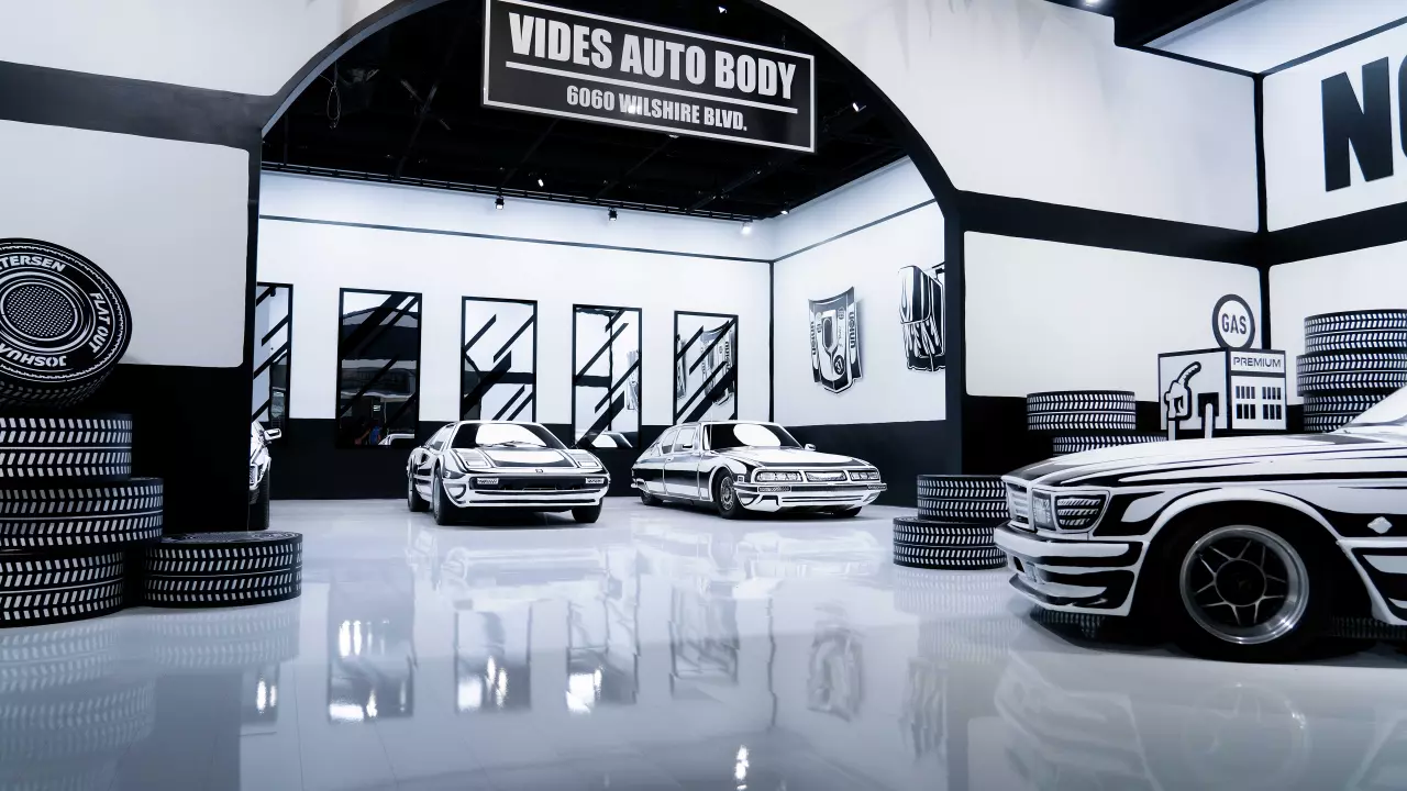 Zwart-wit gestileerde auto's in de Vides Auto Body garage met een cartoonachtig 2D-effect