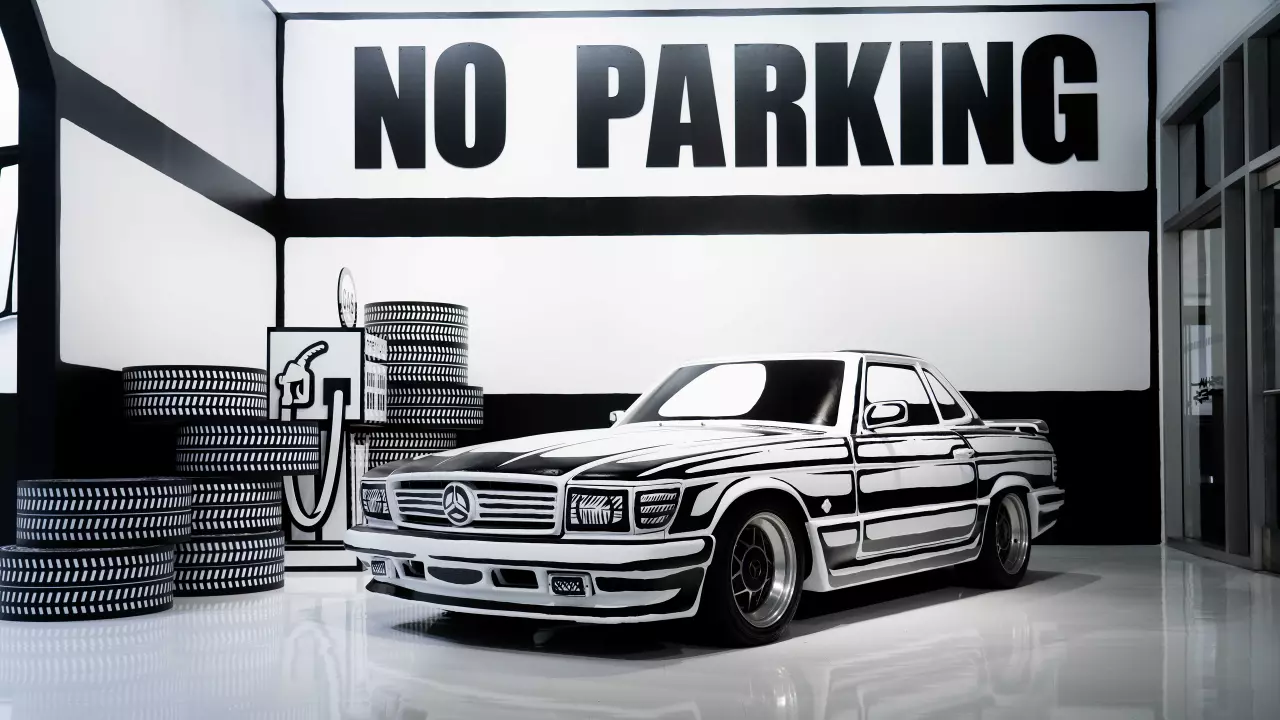 Een Mercedes-Benz klassieker beschilderd in een zwart-wit cartoonstijl voor een wand met de tekst No Parking