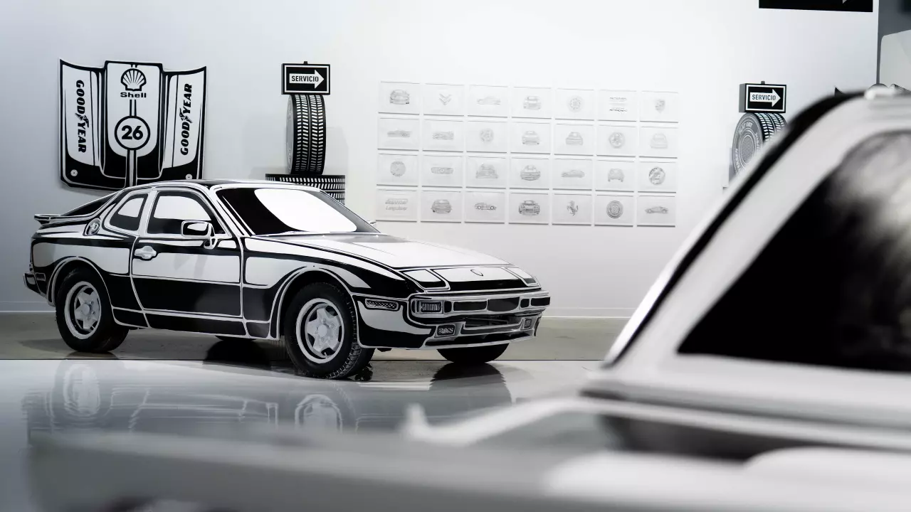 Een Porsche 924 beschilderd in een zwart-witte tweedimensionale cartoonstijl in een kunstgalerie